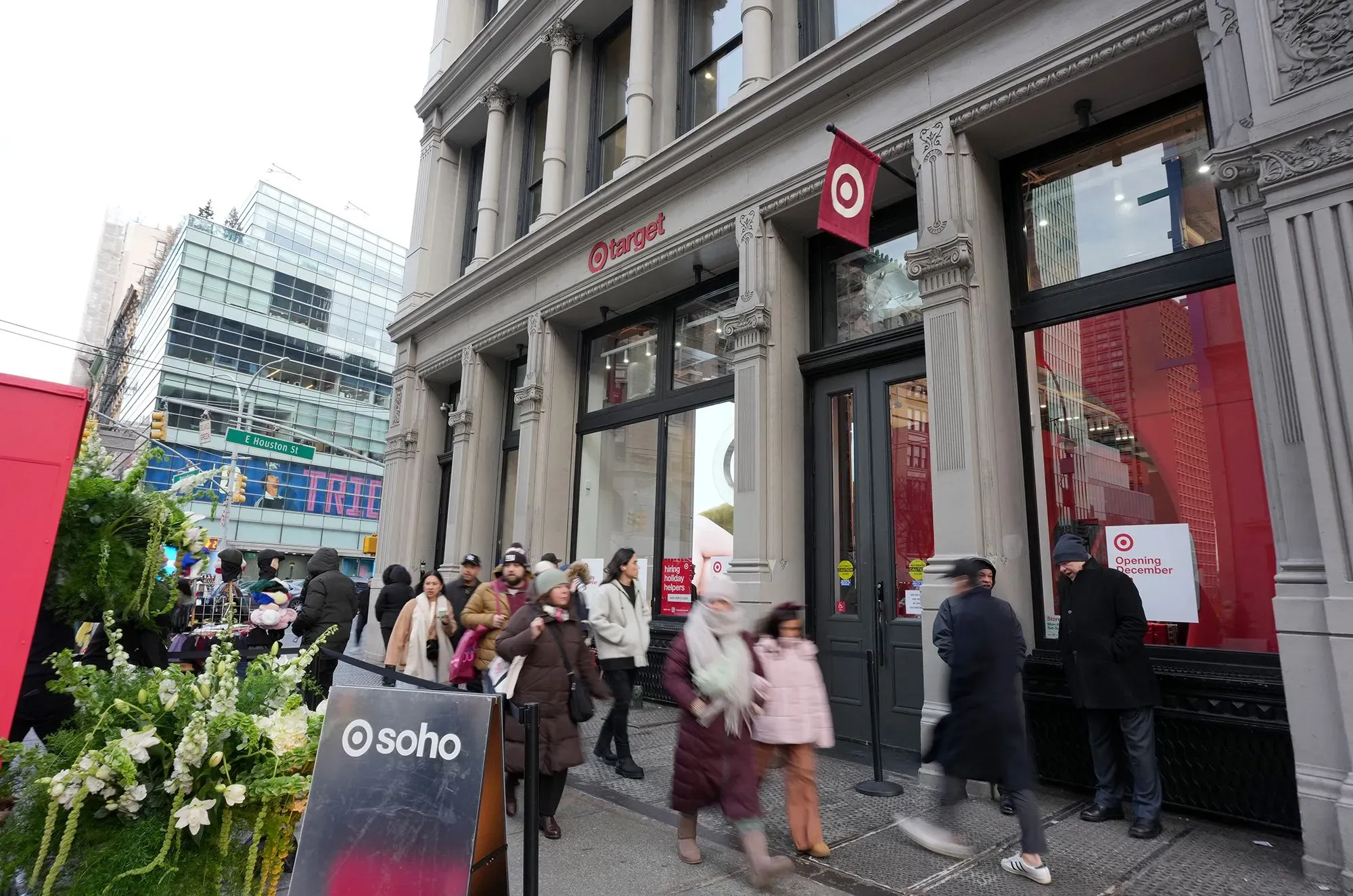 واجهة متجر تارغت الجديد في سوهو، نيويورك، مع متسوقين يتجولون أمامه، يبرز التركيز على التصميم العصري والمنتجات الأنيقة.
