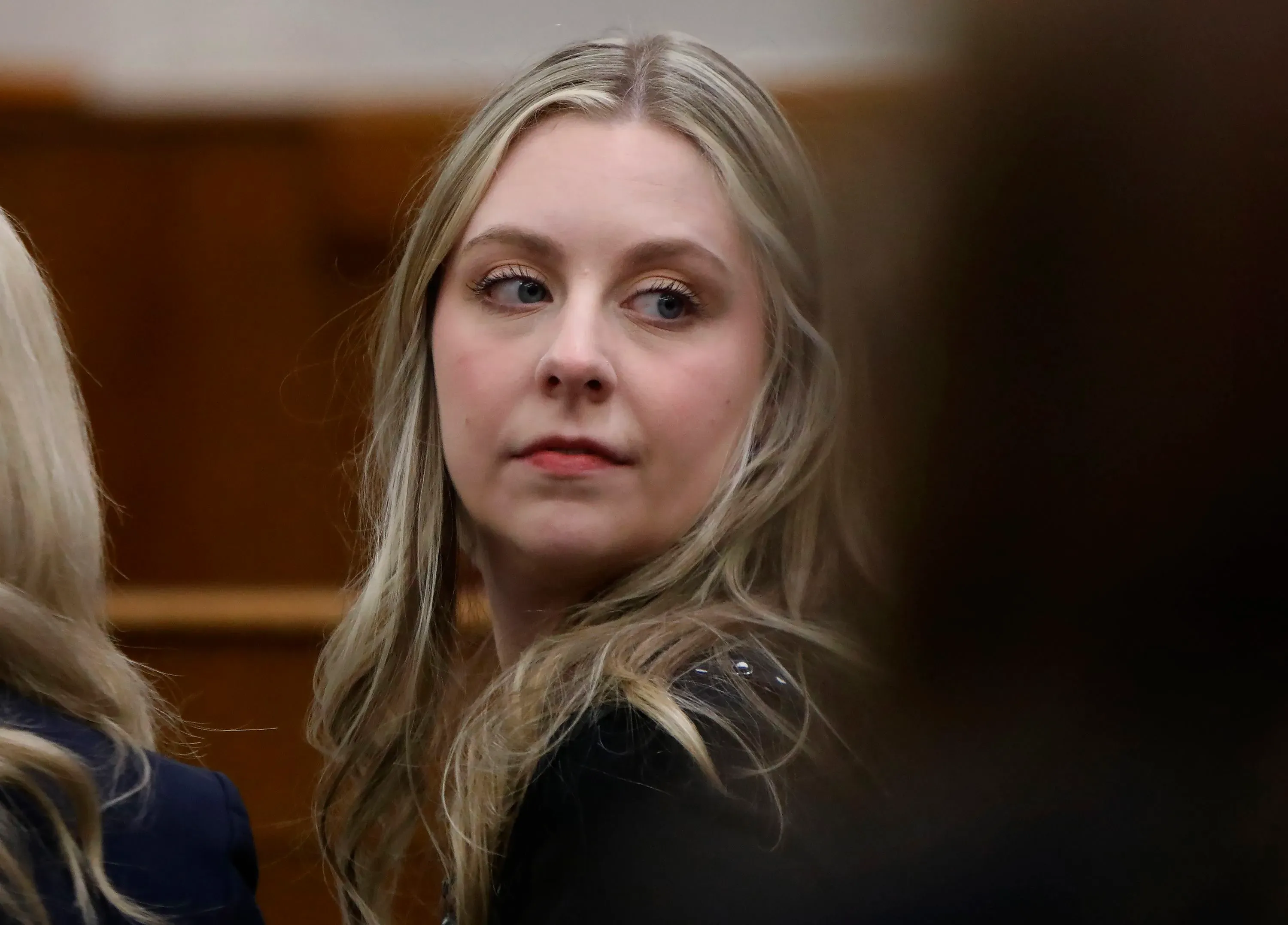 شهادة المعلمة آبي زويرنر في المحكمة، حيث تعبر عن معاناتها بعد إصابتها برصاصة من طالب في مدرسة ريتشنيك الابتدائية.