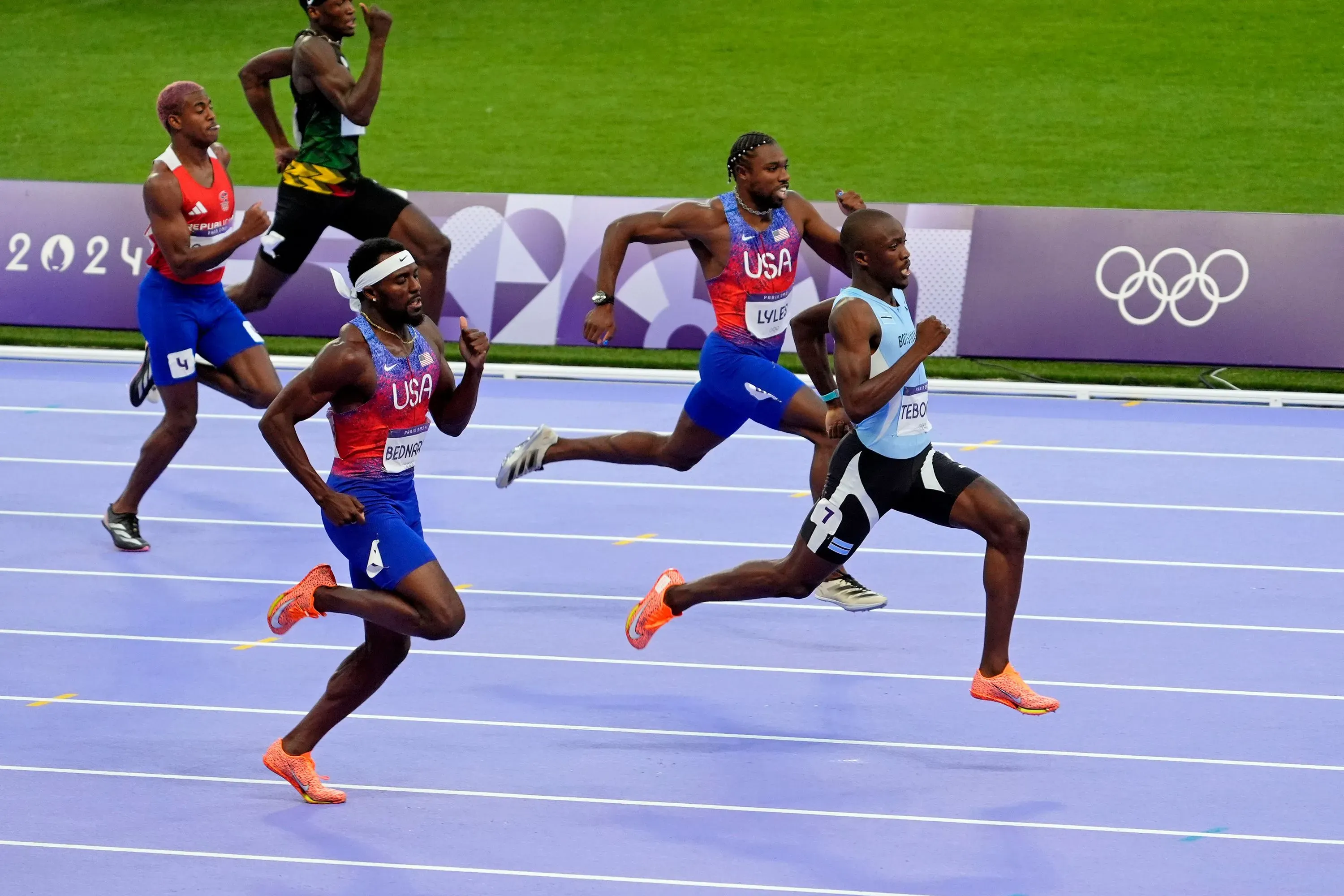 جوت جوت، العداء الأسترالي الشاب، يتصدر سباق 200 متر في بطولة Diamond League، متفوقًا على منافسين بارزين مثل ليتسيلي تيبوغو.