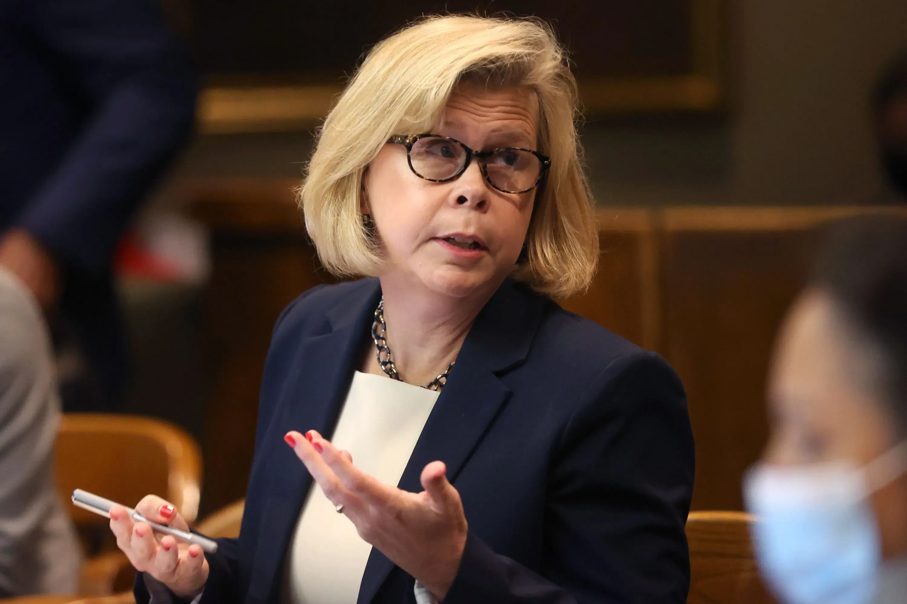 محامية تتحدث خلال جلسة محكمة، تعبر عن مخاوفها بشأن تنفيذ حكم الإعدام في موكلها، بايرون بلاك، وتأثير جهاز تنظيم ضربات القلب.