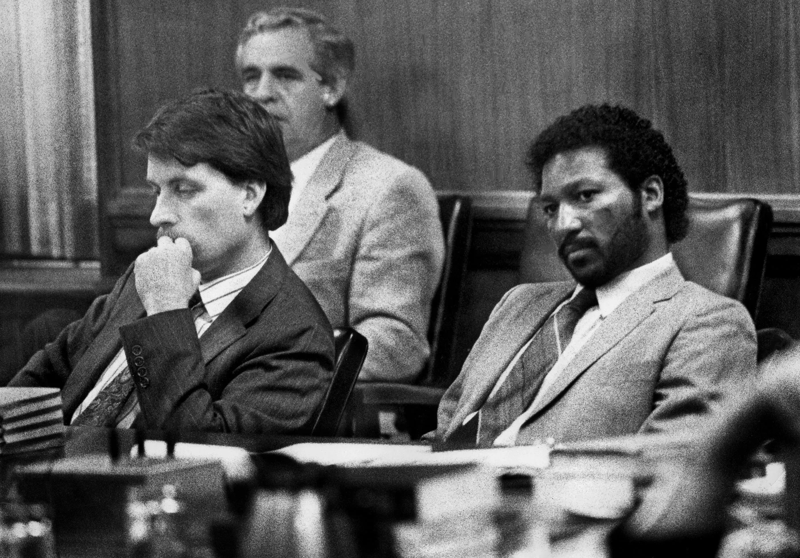 صورة تظهر بايرون بلاك مع محاميه خلال محاكمته بتهمة قتل أنجيلا كلاي وابنتيها في عام 1988، وسط جدل حول تنفيذ حكم الإعدام.