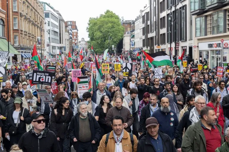 حشود كبيرة من المتظاهرين في لندن يحملون الأعلام الفلسطينية ولافتات تطالب بوقف الحرب على غزة، خلال مسيرة تضامنية إحياءً لذكرى النكبة.