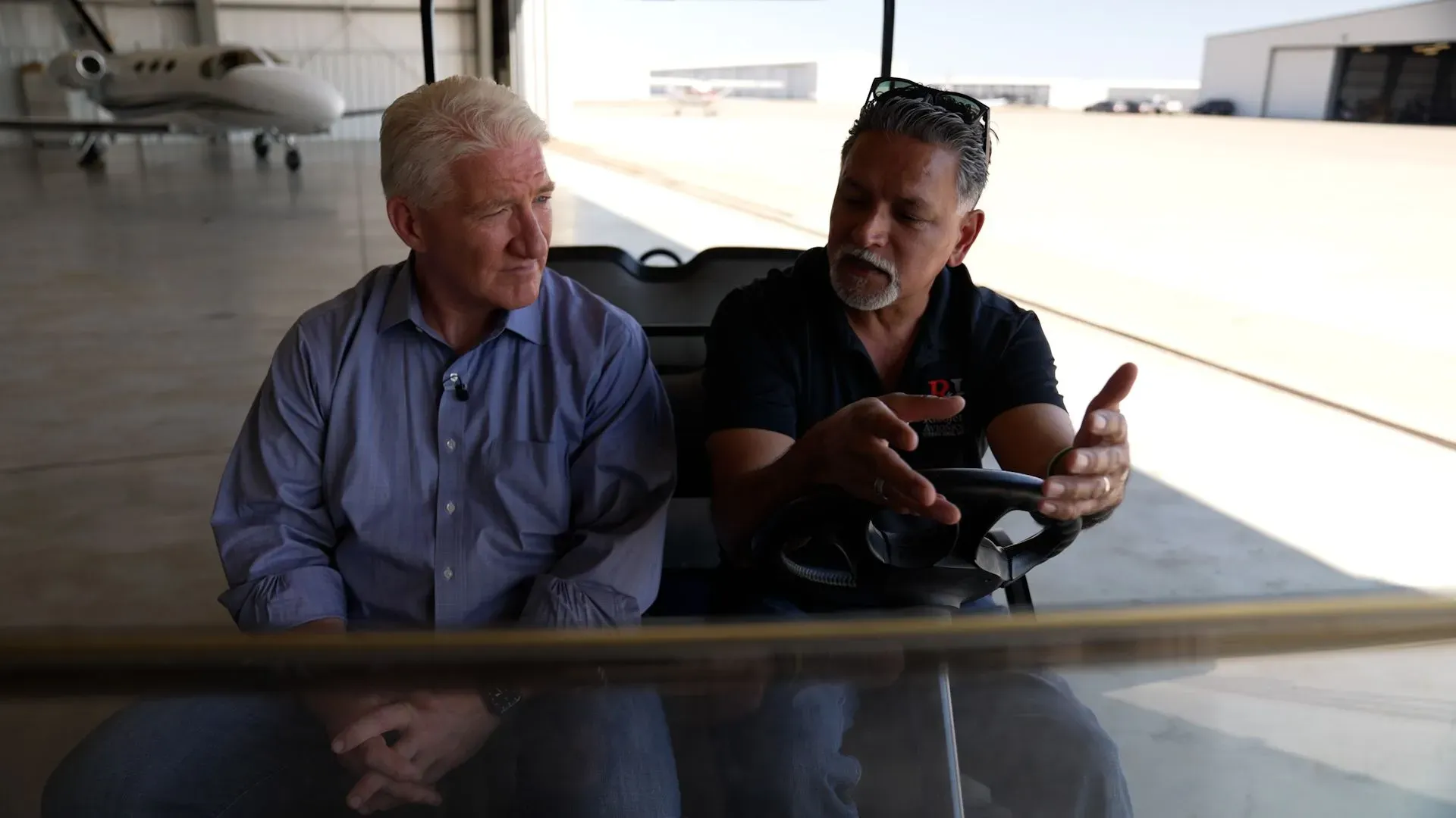 ريزو، ديمقراطي من تكساس، يتحدث مع زائر في حظيرة الطائرات حول تأثير خريطة الكونغرس الجديدة على مجتمعه.