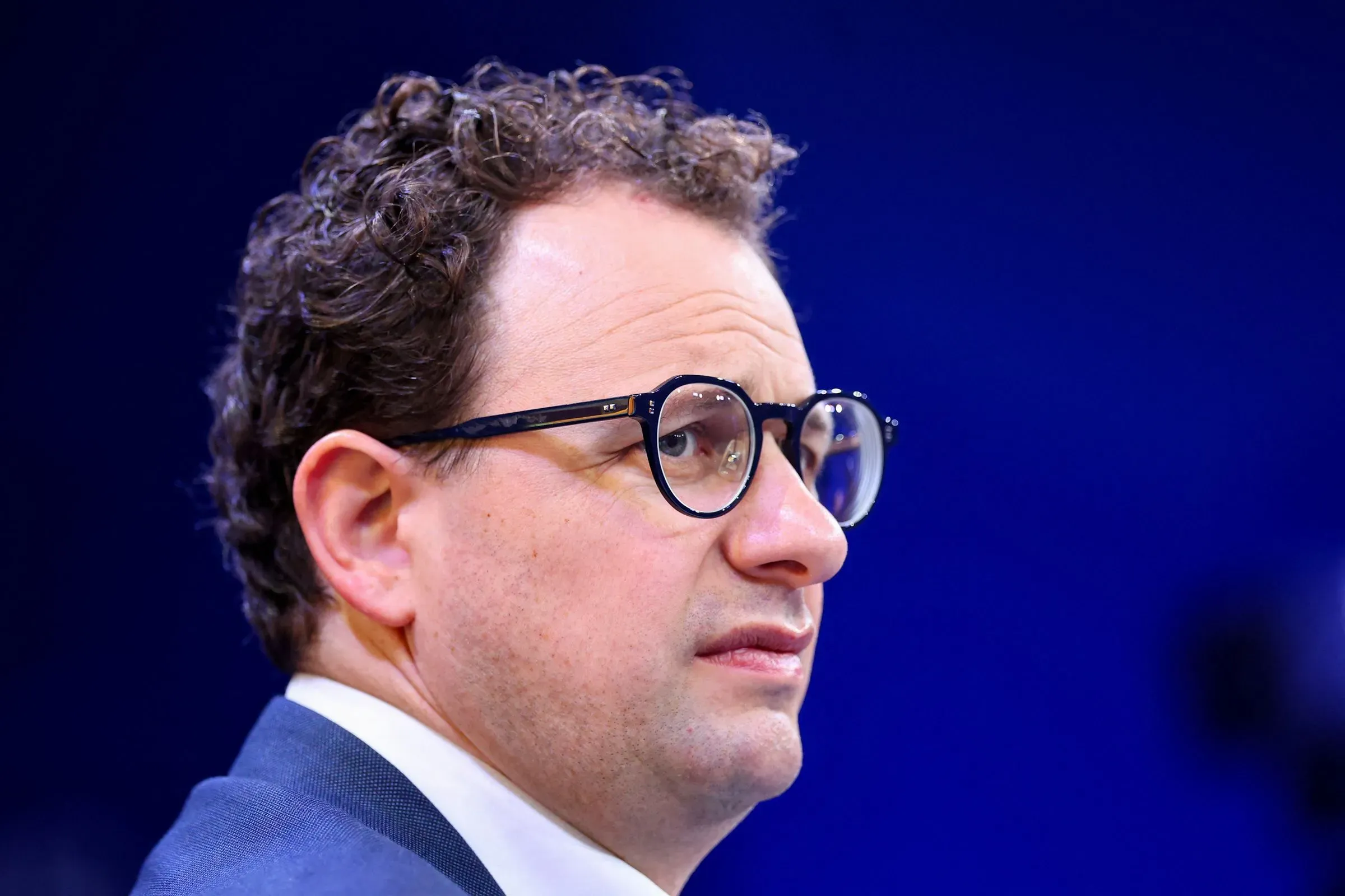 الرئيس التنفيذي لشركة أنثروبيك، داريو أمودي، أثناء حديثه في مؤتمر، مع التركيز على تحديات الذكاء الاصطناعي وعلاقته بالبنتاغون.