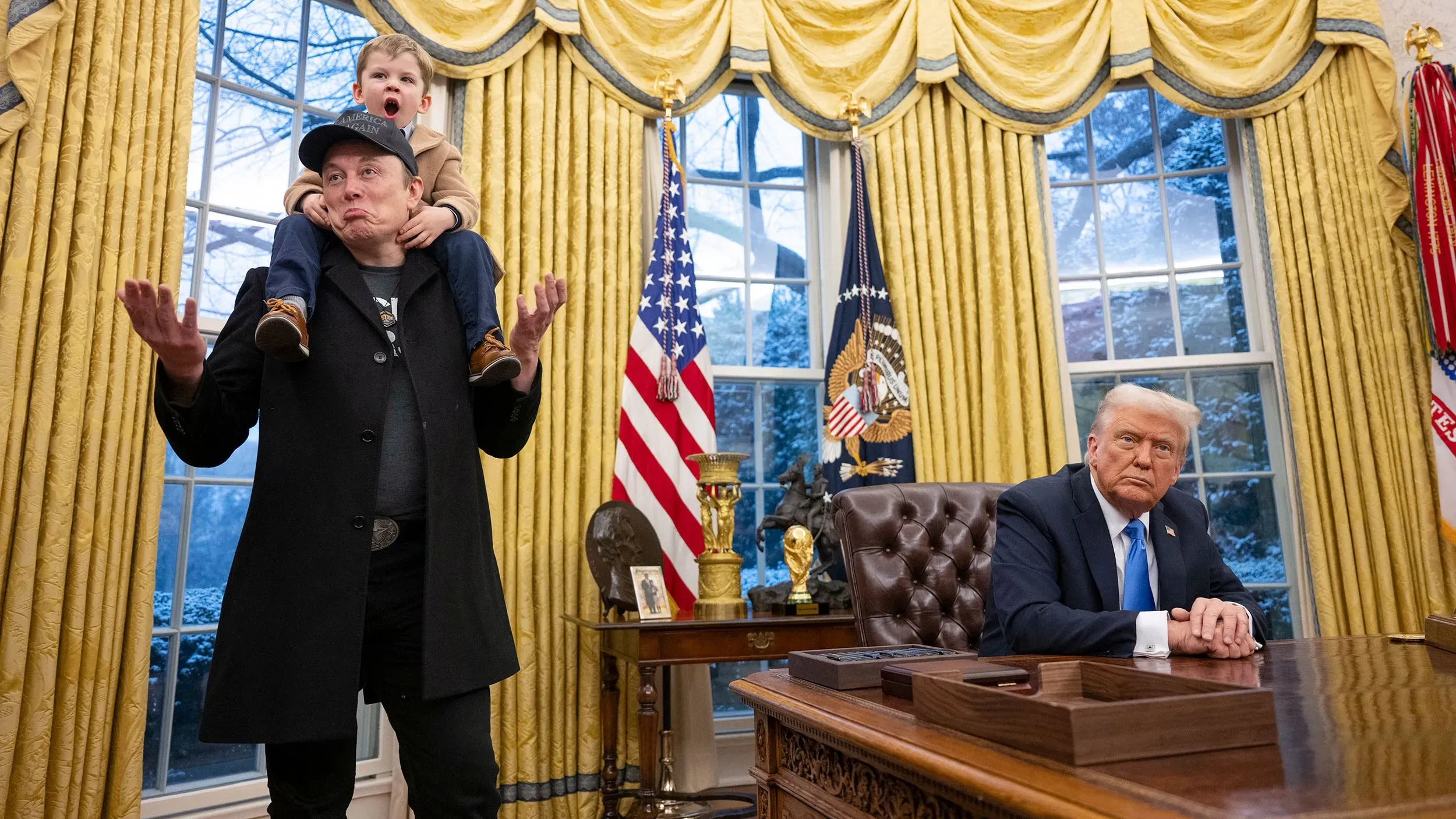 إيلون ماسك يحمل ابنه "إكس" على كتفيه في المكتب البيضاوي، بينما يجلس الرئيس ترامب بجانبه، في لحظة غير تقليدية.