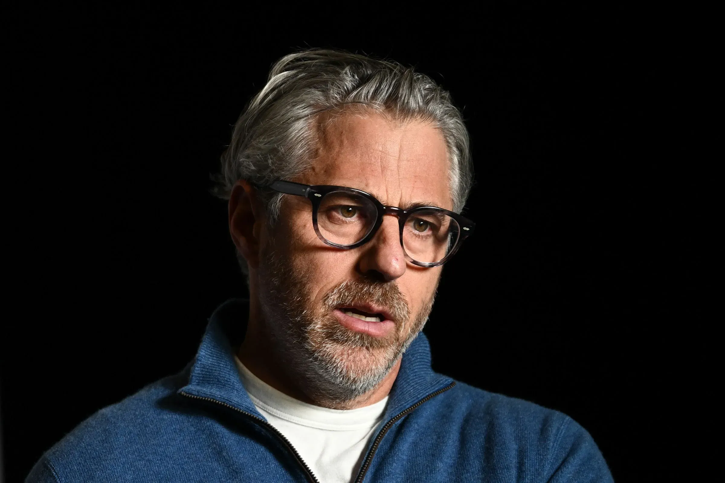 كيسي واسرمان، وكيل المواهب، يتحدث بجدية، مع خلفية داكنة، في سياق أزمة تتعلق بملفات إبشتاين وتأثيرها على مسيرته.