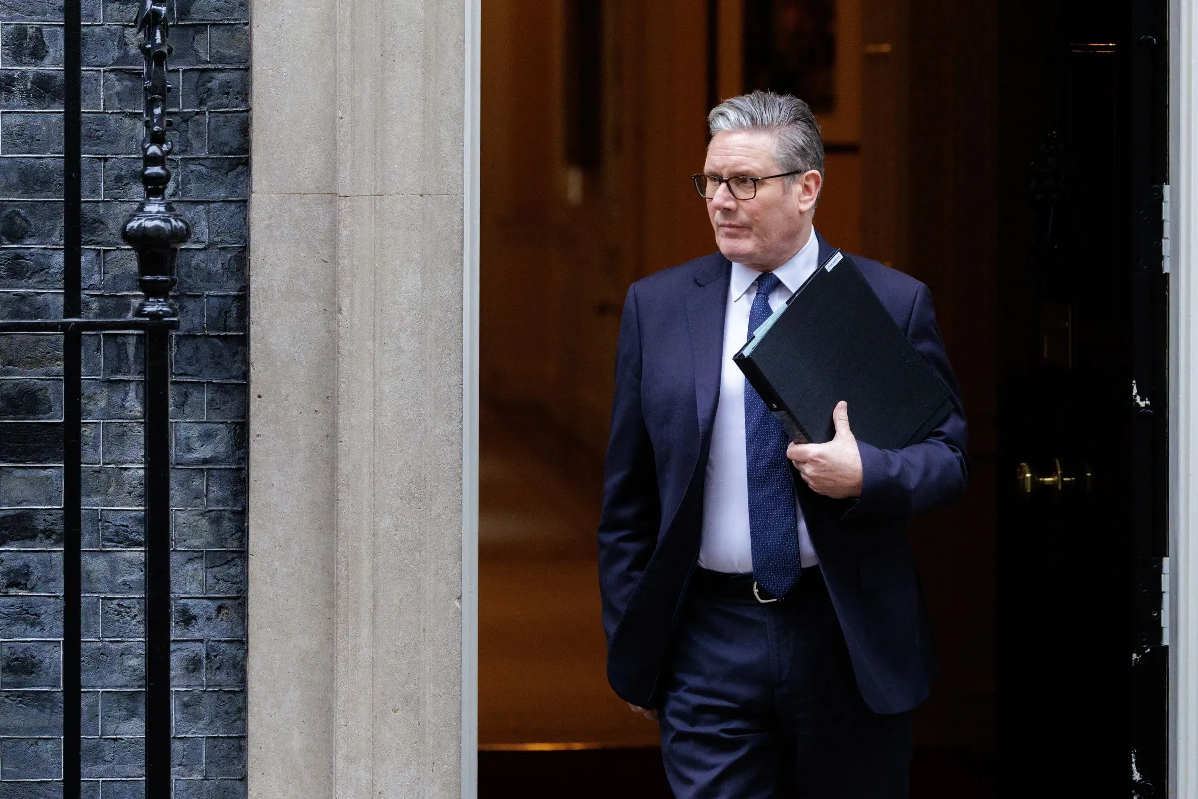 كير ستارمر، رئيس الوزراء البريطاني، يغادر 10 داونينغ ستريت، وسط أزمة سياسية تتعلق بعلاقاته مع جيفري إبشتاين.