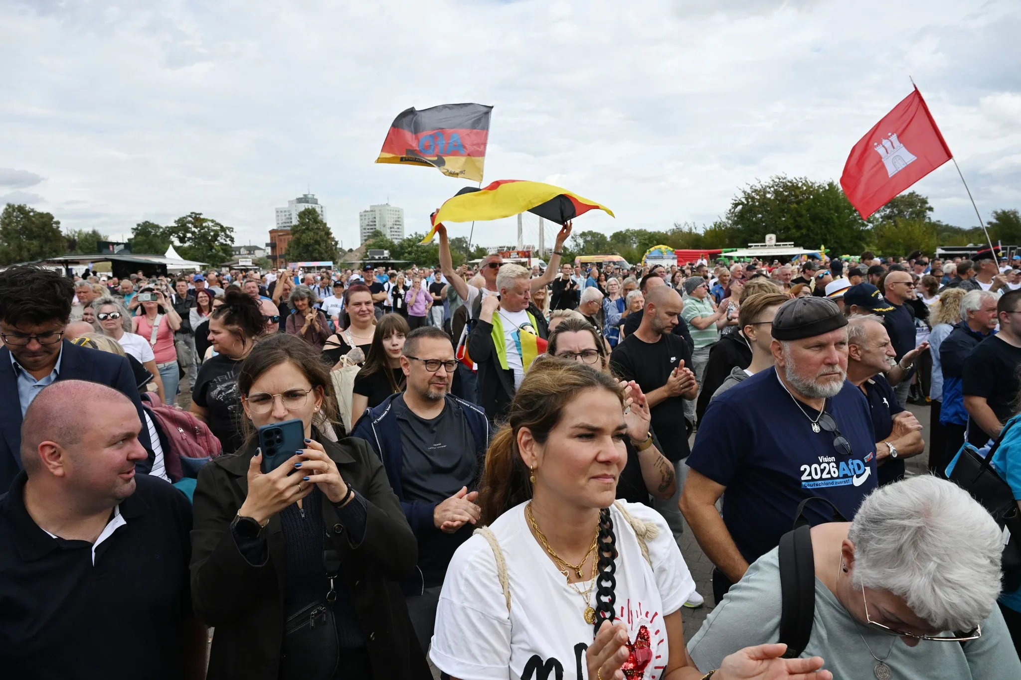 حشد من مؤيدي حزب AfD في مقاطعة ساكسونيا أنهالت بألمانيا يرفعون أعلام الحزب وأعلام ألمانيا خلال تجمع سياسي بعد فوز الحزب الكبير في الانتخابات المحلية.
