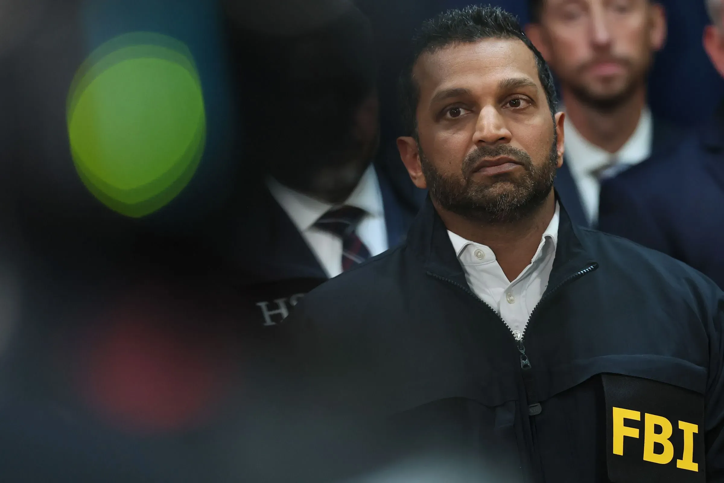 مدير مكتب التحقيقات الفيدرالي كاش باتيل يتحدث خلال مؤتمر صحفي، مع التركيز على قضايا الأمن ومكافحة الإرهاب في ديربورن، ميشيغان.