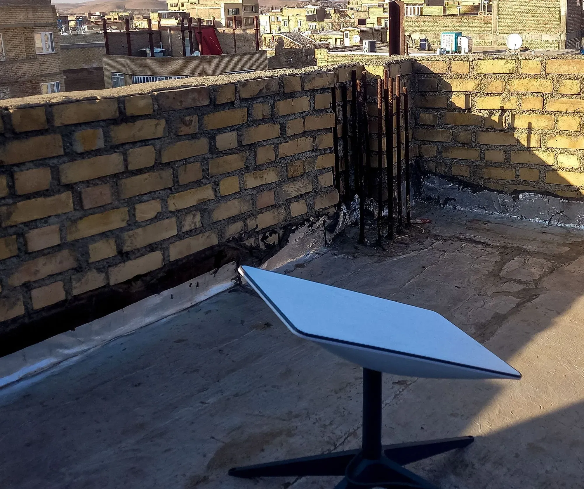 هوائي ستارلينك مثبت على سطح مبنى في إيران، يمثل حلاً محتملاً للوصول إلى الإنترنت في ظل القيود الحكومية.