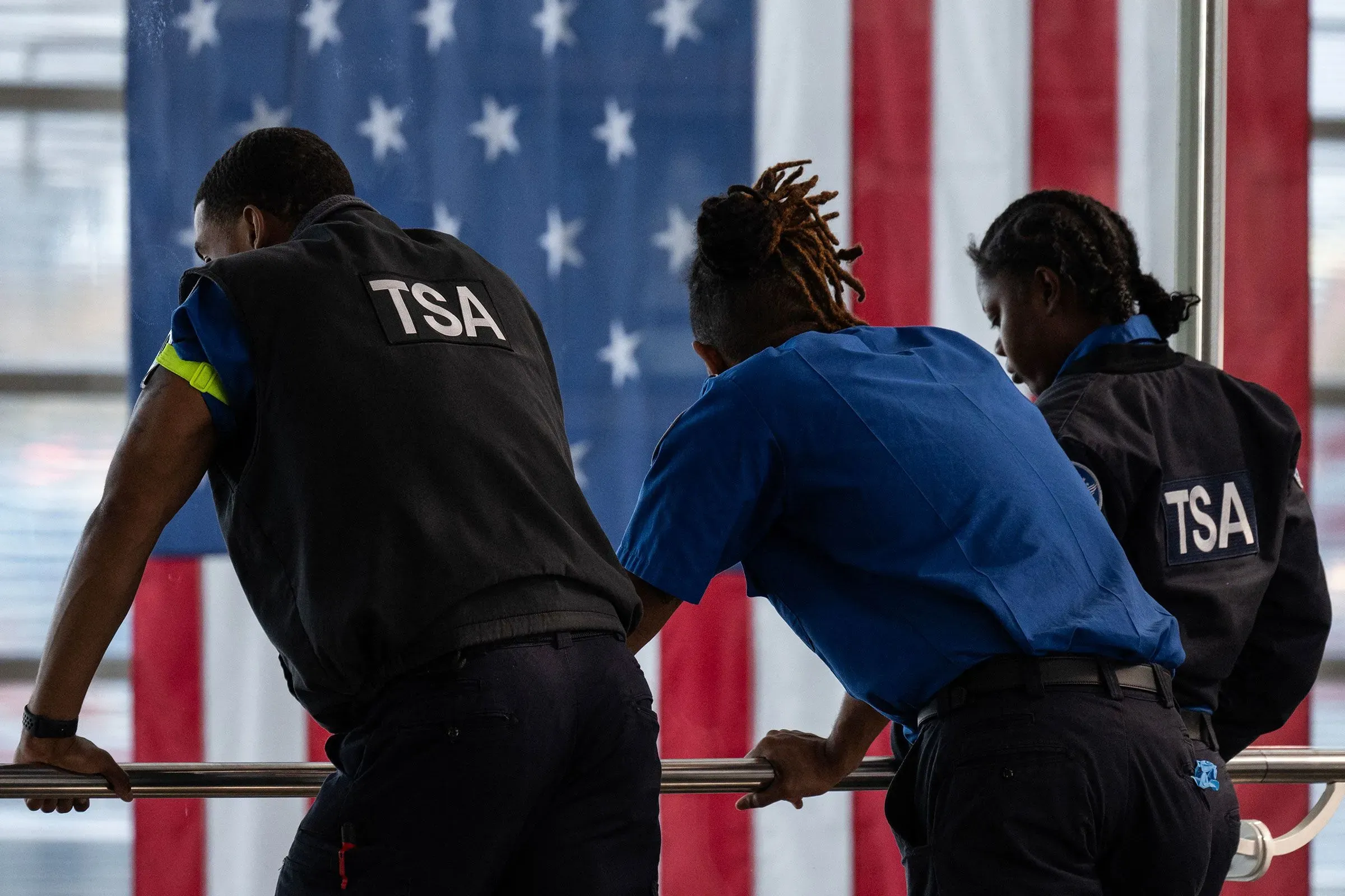 موظفون من إدارة الأمن الوطني TSA يتابعون الأوضاع في مطار أمريكي، مع العلم أن التأخيرات في الرحلات الجوية مستمرة بعد الإغلاق الحكومي.