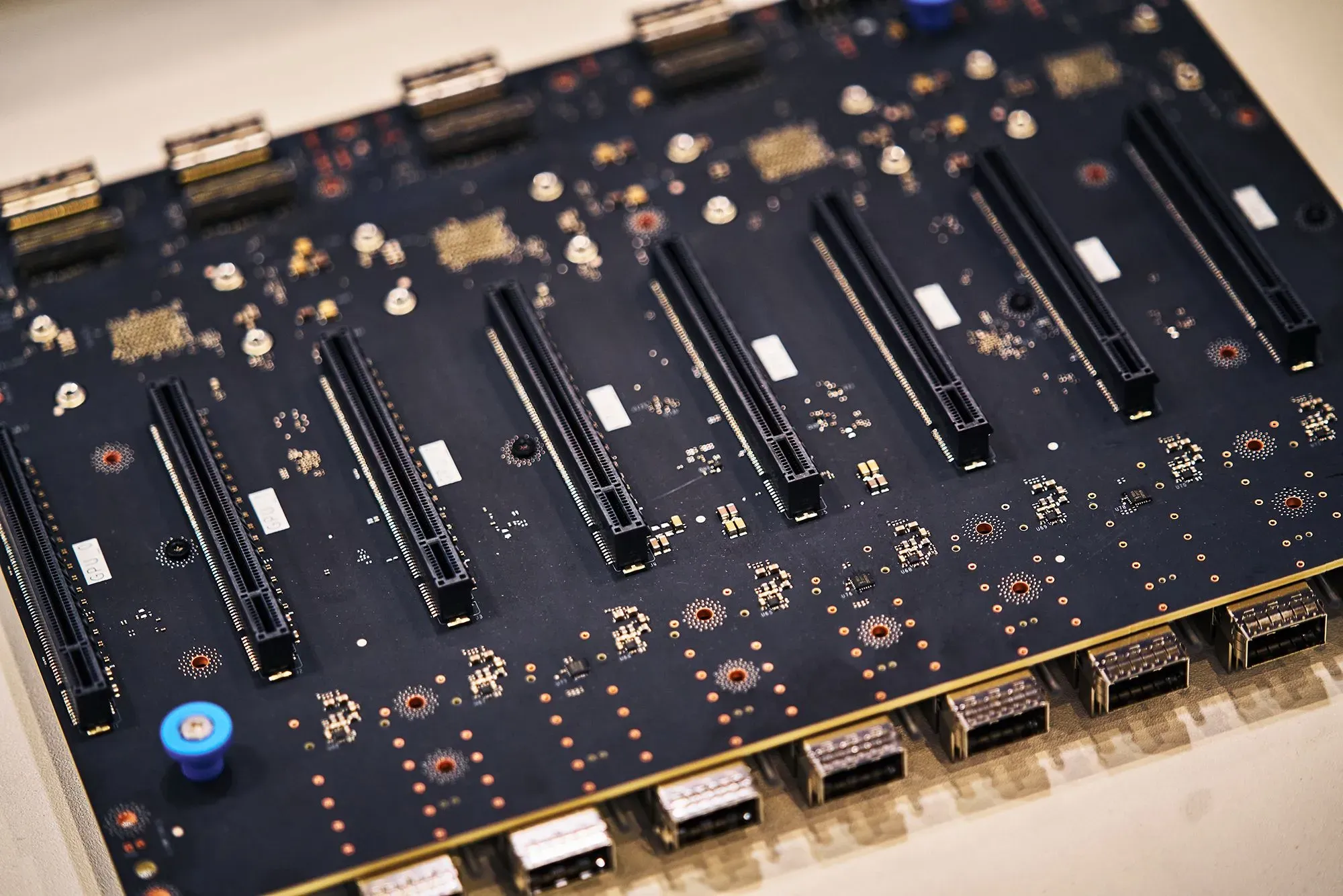 لوحة دائرية إلكترونية تحتوي على عدة فتحات توصيل، تعكس تقدم Google في مجال الذكاء الاصطناعي ورقائق Tensor المستخدمة في نموذج Gemini 3.