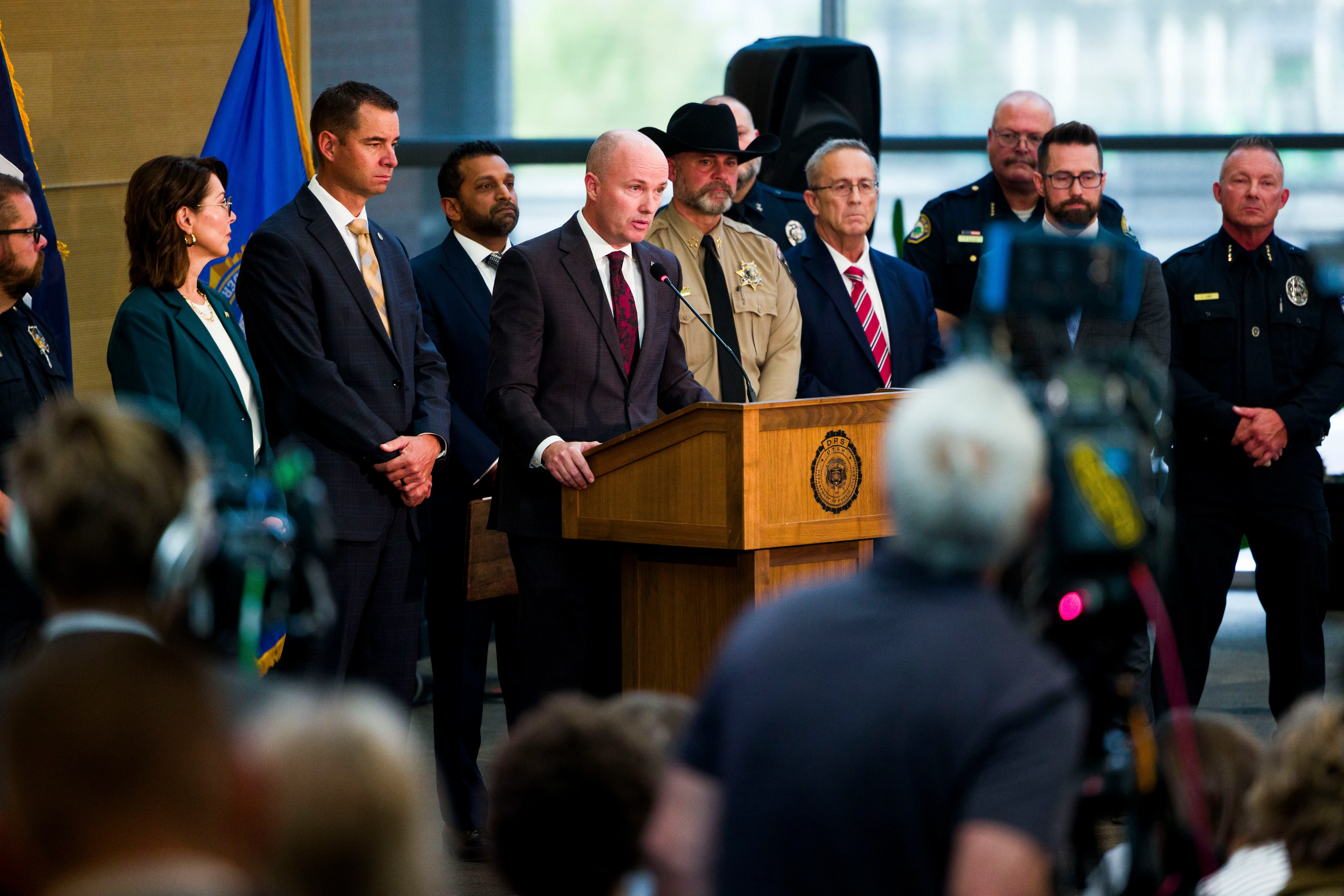 مؤتمر صحفي في ولاية يوتا يتحدث فيه الحاكم سبنسر كوكس مع مسؤولين حول تفاصيل مقتل الناشط تشارلي كيرك وتطورات التحقيق.