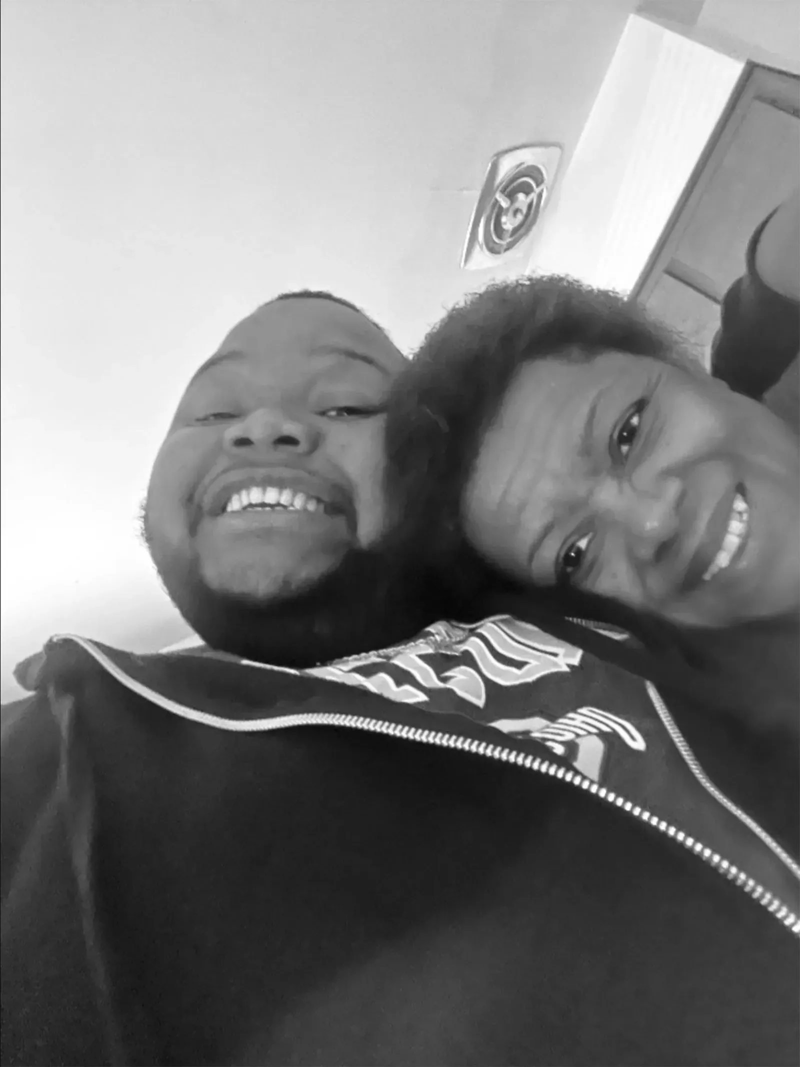 صورة لماريو هول مع والدته تولاند هول، حيث يبتسمان معًا في لحظة عائلية دافئة تعكس علاقتهما القوية.