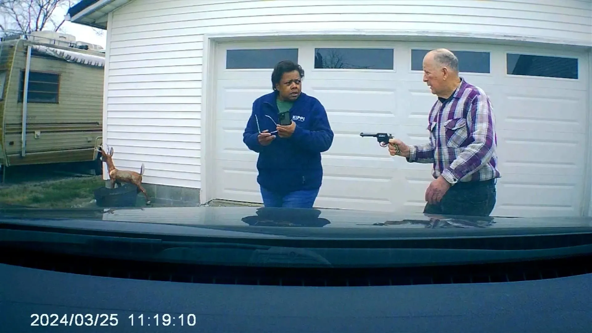 مواجهة مأساوية بين تولاند-هول، سائقة أوبر، ورجل مسلح خلال عملية احتيال، مما أدى إلى إطلاق نار مميت.