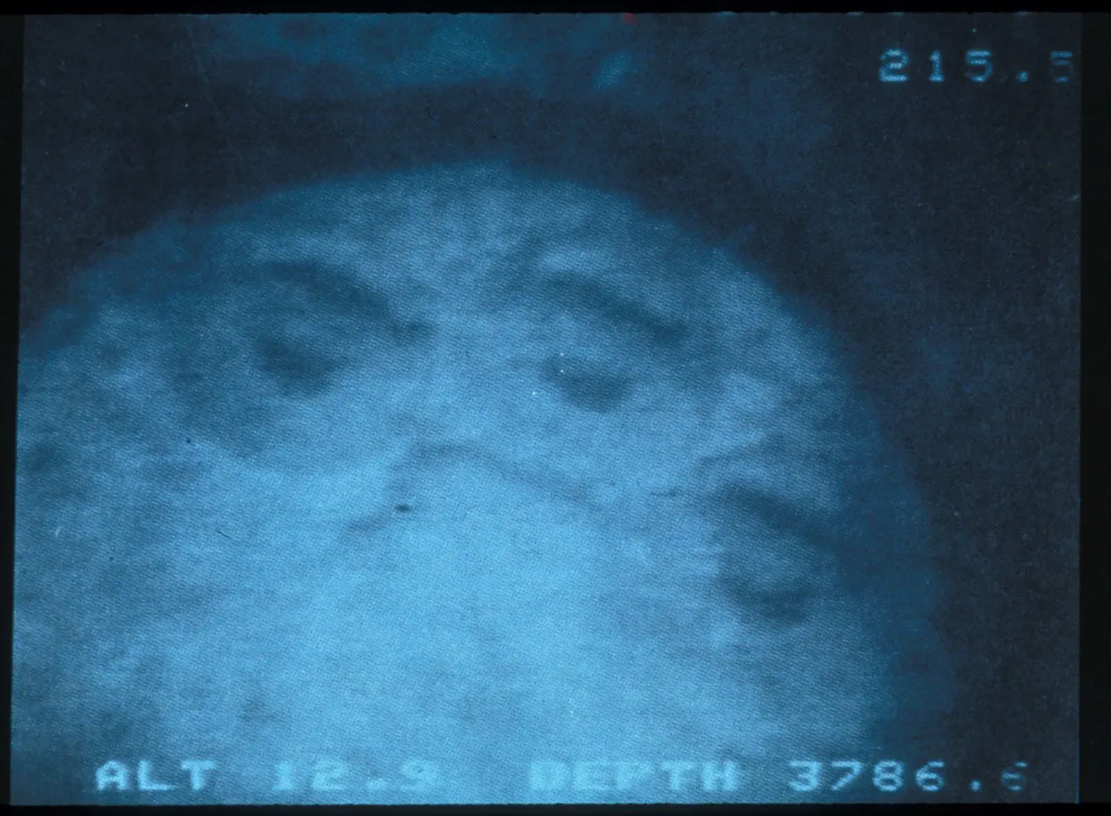 صورة بالأبيض والأسود تظهر قاع المحيط الأطلسي، حيث تم اكتشاف حطام سفينة تيتانيك، مع تفاصيل عن العمق والارتفاع.