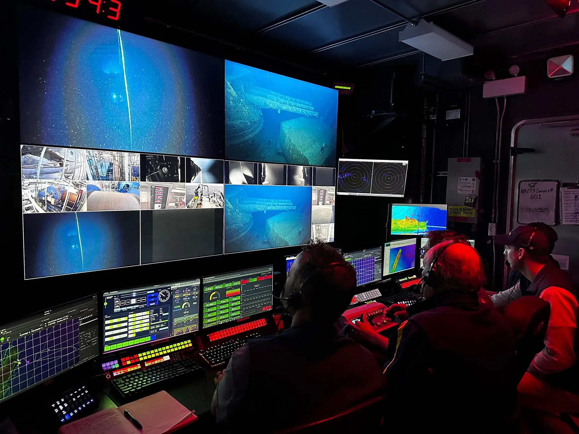 غرفة التحكم في سفينة الأبحاث "كنور"، حيث يراقب الفريق شاشات عرض حطام سفينة تيتانيك أثناء عملية الاستكشاف.