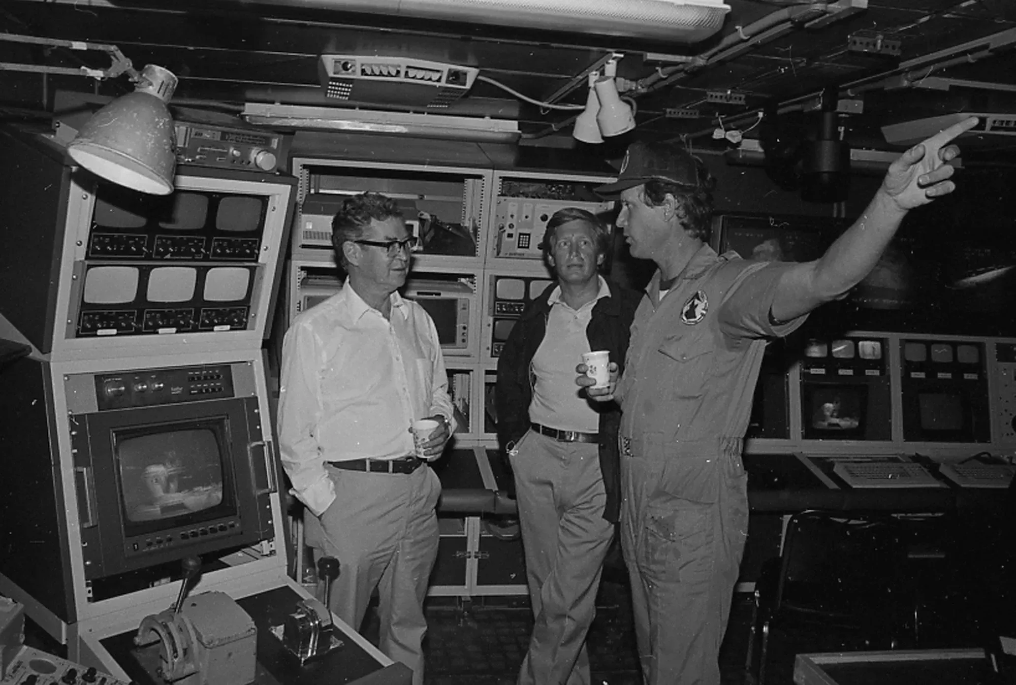 أعضاء فريق البحث يتناقشون في مركز قيادة سفينة الأبحاث "كنور" أثناء بحثهم عن حطام تيتانيك في عام 1985.