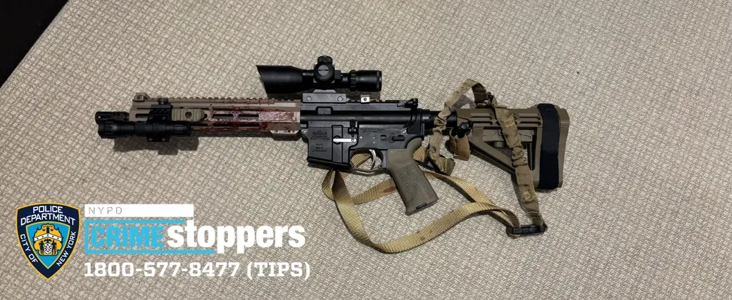 بندقية هجومية من طراز M4 مع حزام، تظهر عليها آثار دماء، تم استخدامها في حادث إطلاق النار في نيويورك، مما يثير تساؤلات حول قوانين الأسلحة.
