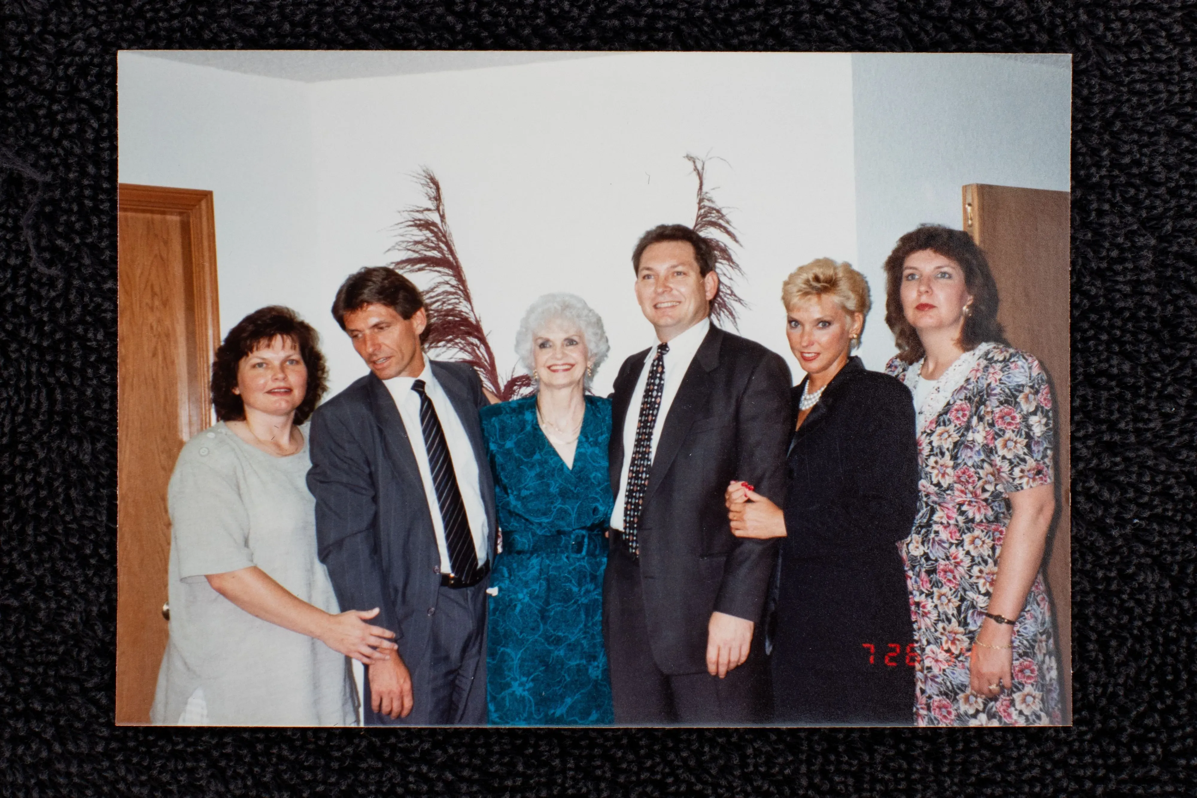 صورة لعائلة مينينديز تتجمع في مناسبة اجتماعية، مع وجود ستة أفراد يرتدون ملابس أنيقة، مما يعكس الروابط الأسرية قبل وقوع المأساة.