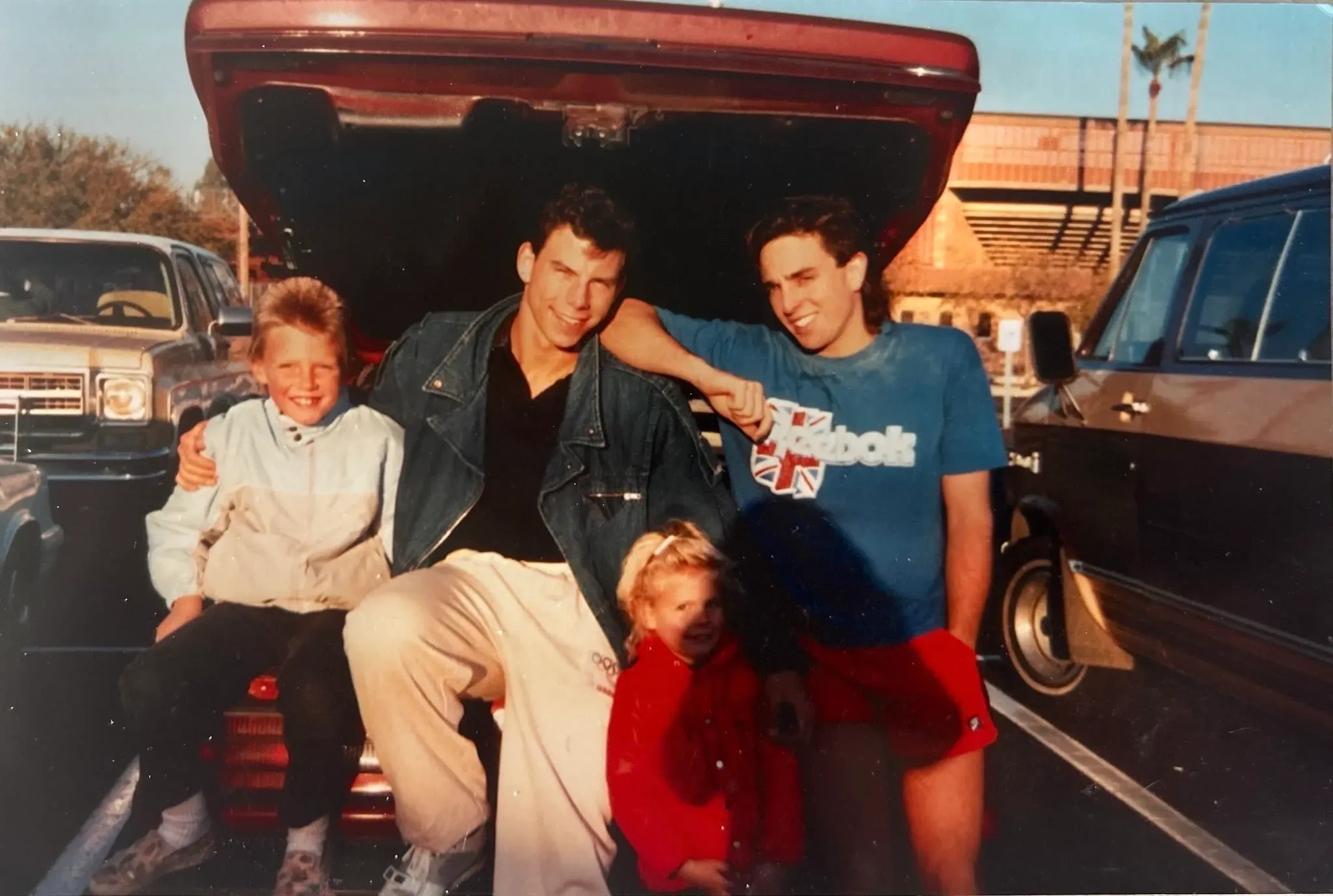 صورة عائلية تظهر إريك ولايل مينينديز مع أطفال آخرين، تعكس لحظات من الحياة قبل أحداث جريمة القتل الشهيرة.