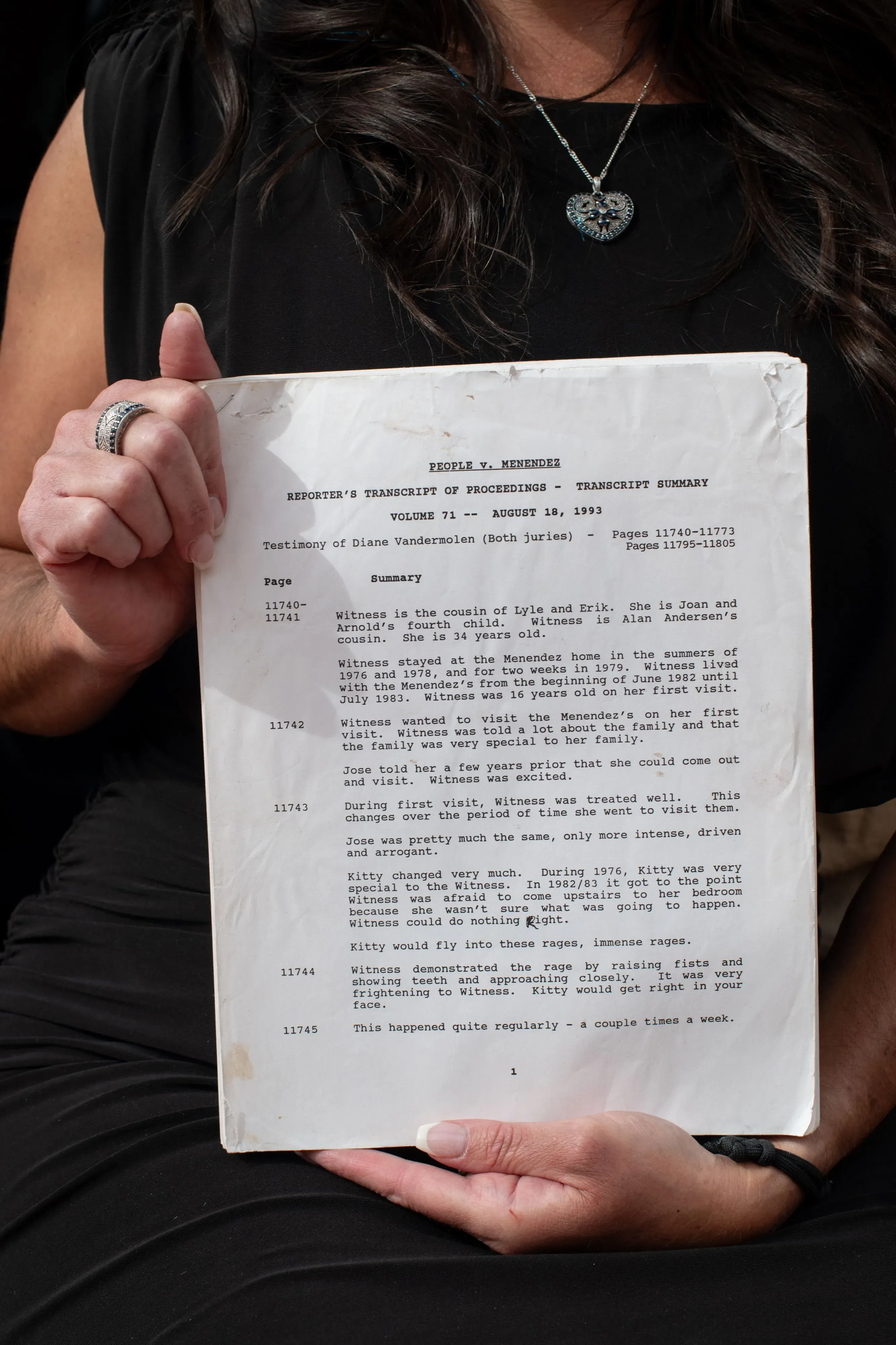 شخص يحمل وثيقة تتعلق بمحاكمة إريك ولايل مينينديز، تتضمن ملخصًا لشهادات تتعلق بالعنف الأسري.