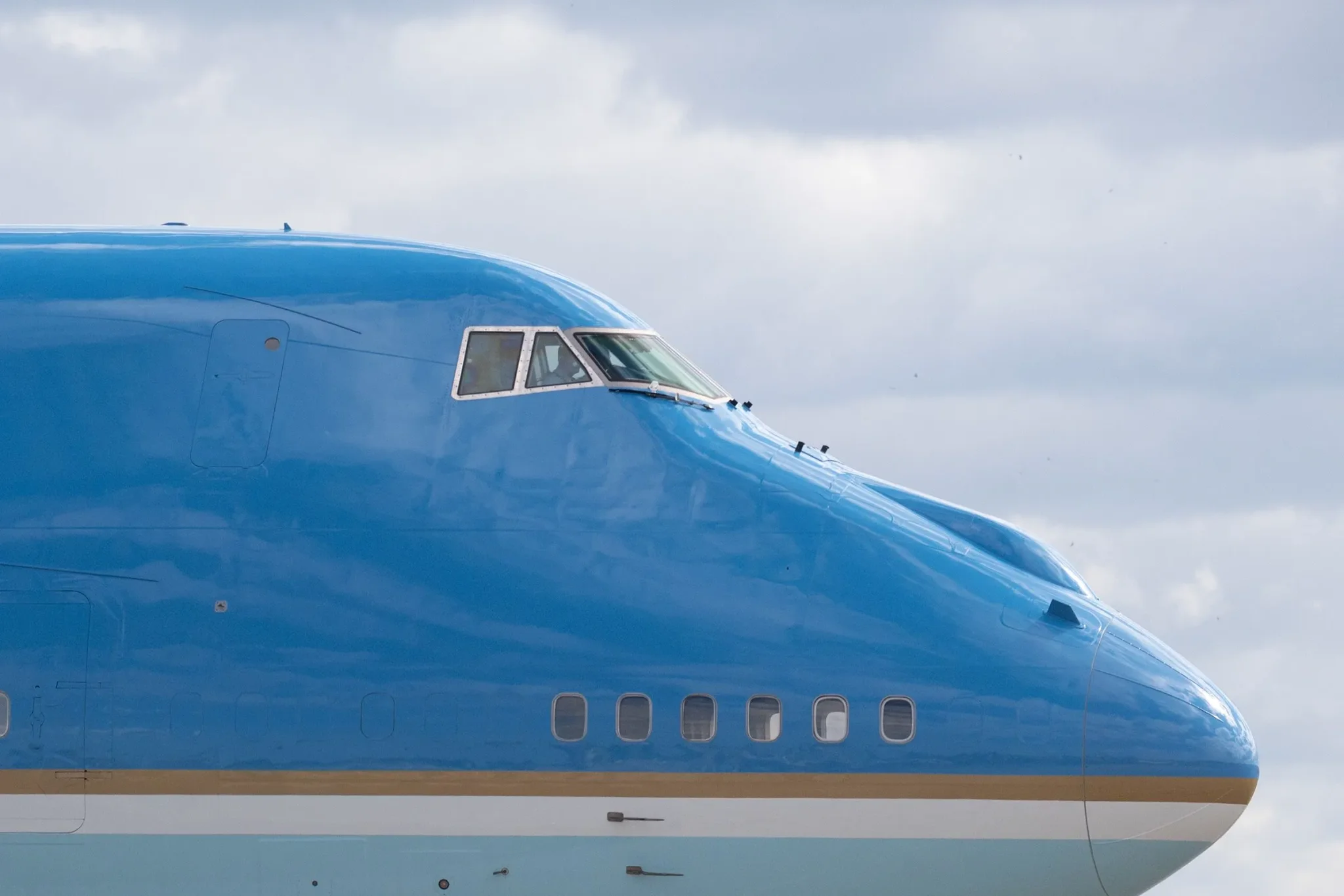 مقدمة طائرة Air Force One القديمة من طراز Boeing 747 التي استخدمها ترامب، مع التركيز على الجدل حول التحديثات الأمنية للطائرة الجديدة المهداة من قطر.