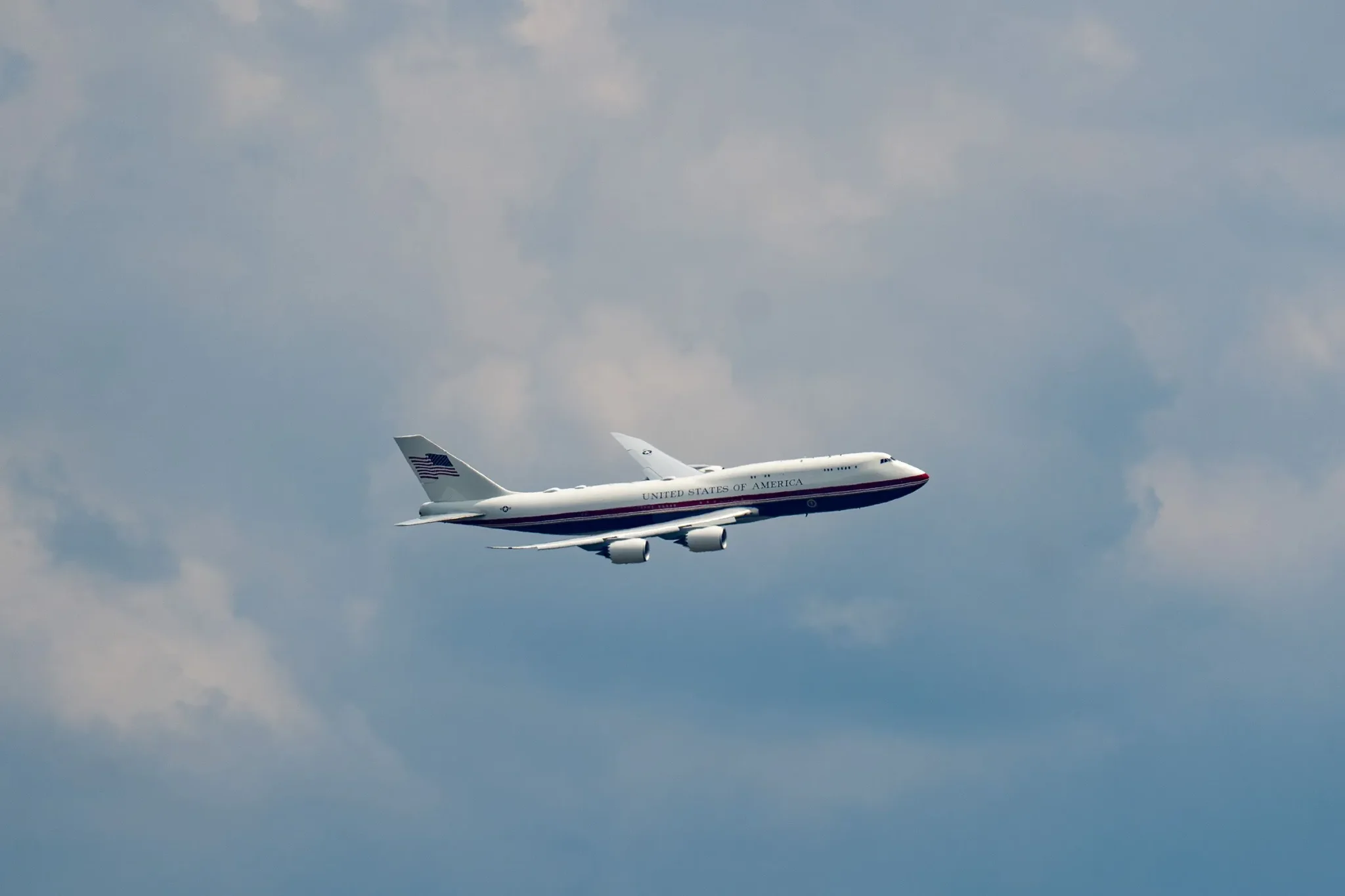 طائرة Air Force One القديمة من طراز Boeing 747 تحلق في السماء، مستخدمة من قبل الرئيس ترامب وسط تساؤلات أمنية حول الطائرة الجديدة المهداة من قطر.