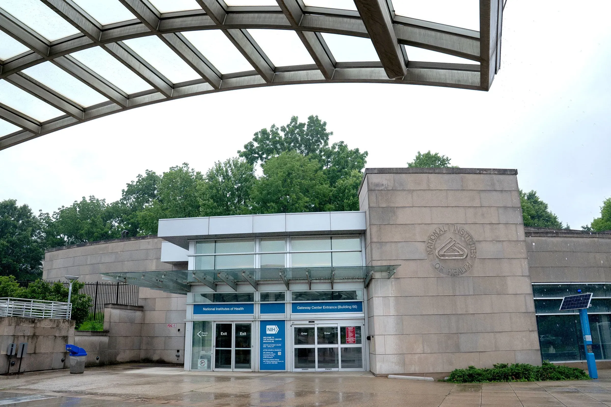 واجهة مركز المعاهد الوطنية للصحة، حيث تُجرى أبحاث حول سرطان الأطفال، مع التركيز على التحديات الحالية في تمويل التجارب السريرية.