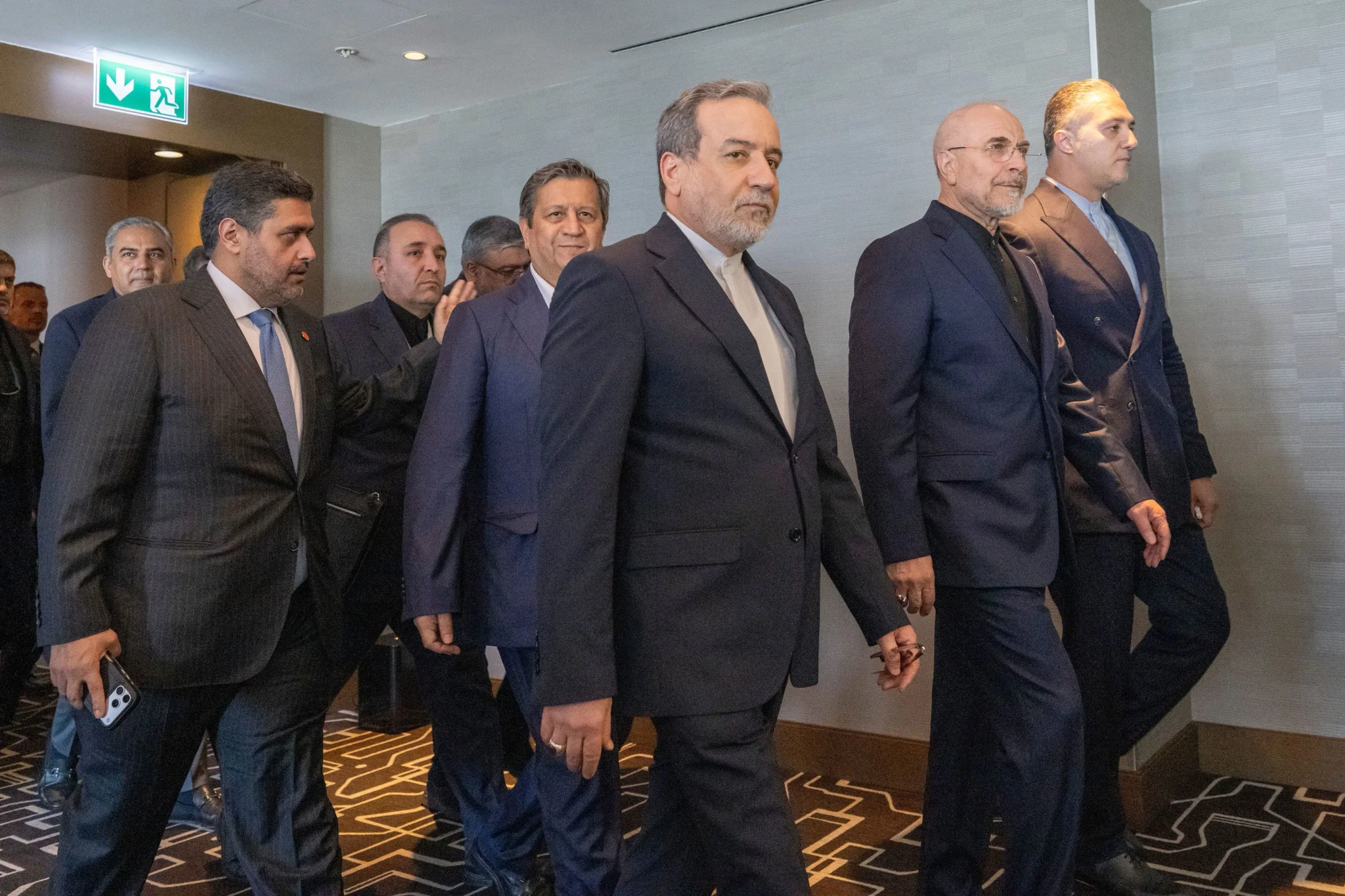مفاوضات بين مسؤولين إيرانيين، مع التركيز على الشخصيات الرئيسية، تعكس جهود إنهاء الحرب مع الولايات المتحدة.