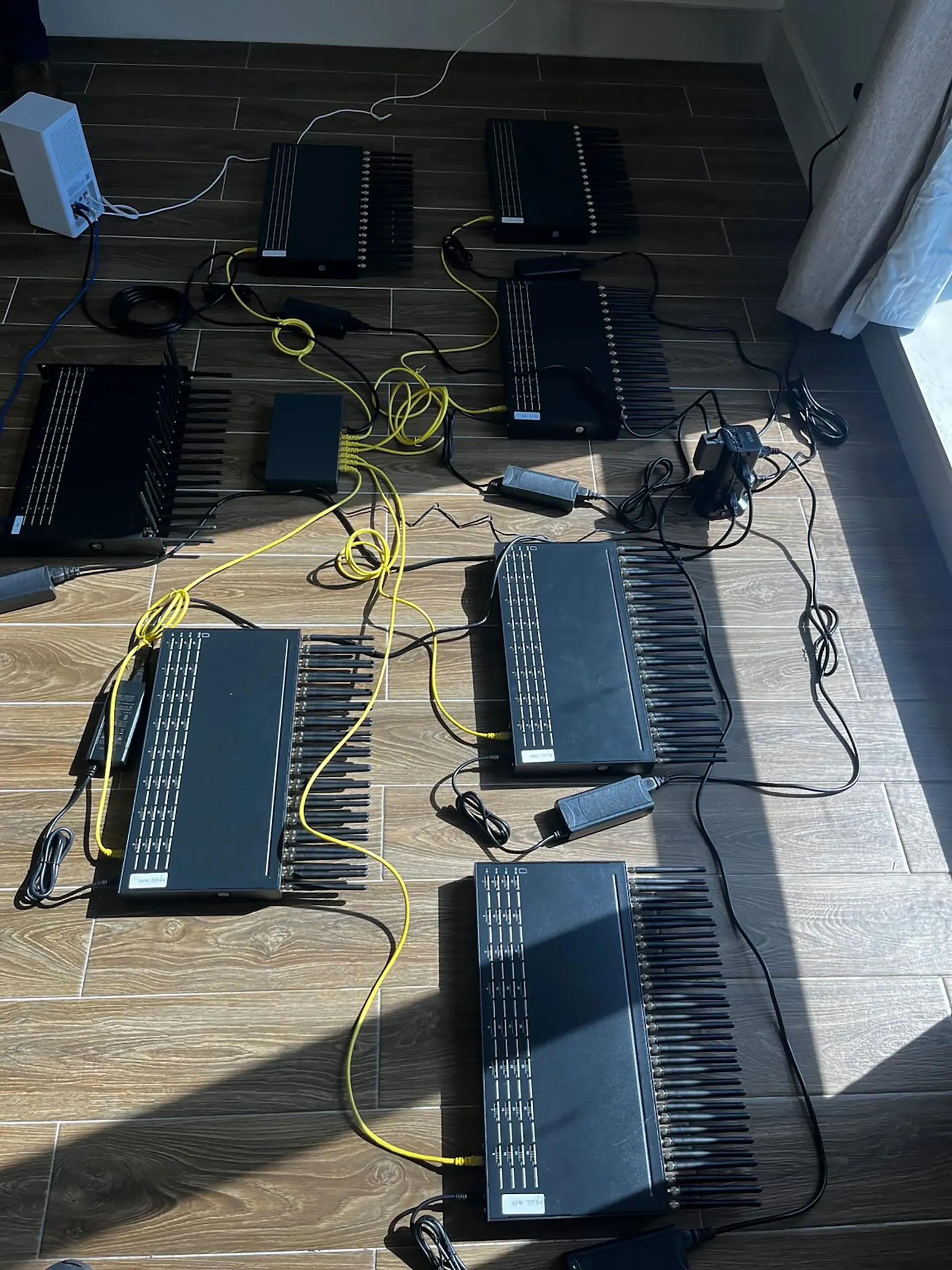 شبكة من أجهزة التشويش على الاتصالات، تتضمن عدة وحدات متصلة، تم اكتشافها خلال تحقيقات جهاز الخدمة السرية في نيويورك.