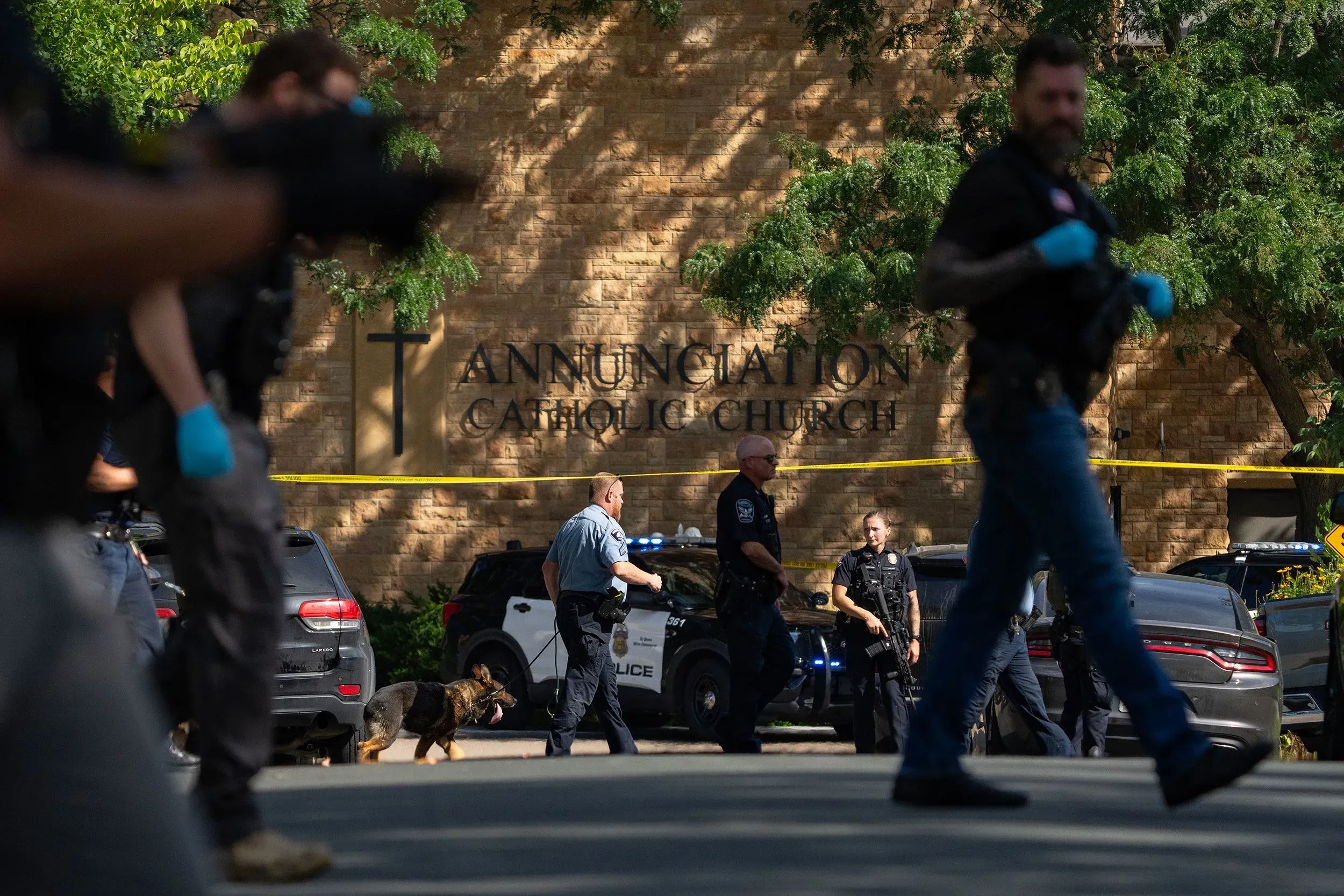 موقع كنيسة البشارة الكاثوليكية مع وجود عناصر الشرطة في موقع الحادث، حيث تم تنفيذ هجوم مسلح أسفر عن إصابات ووفيات.