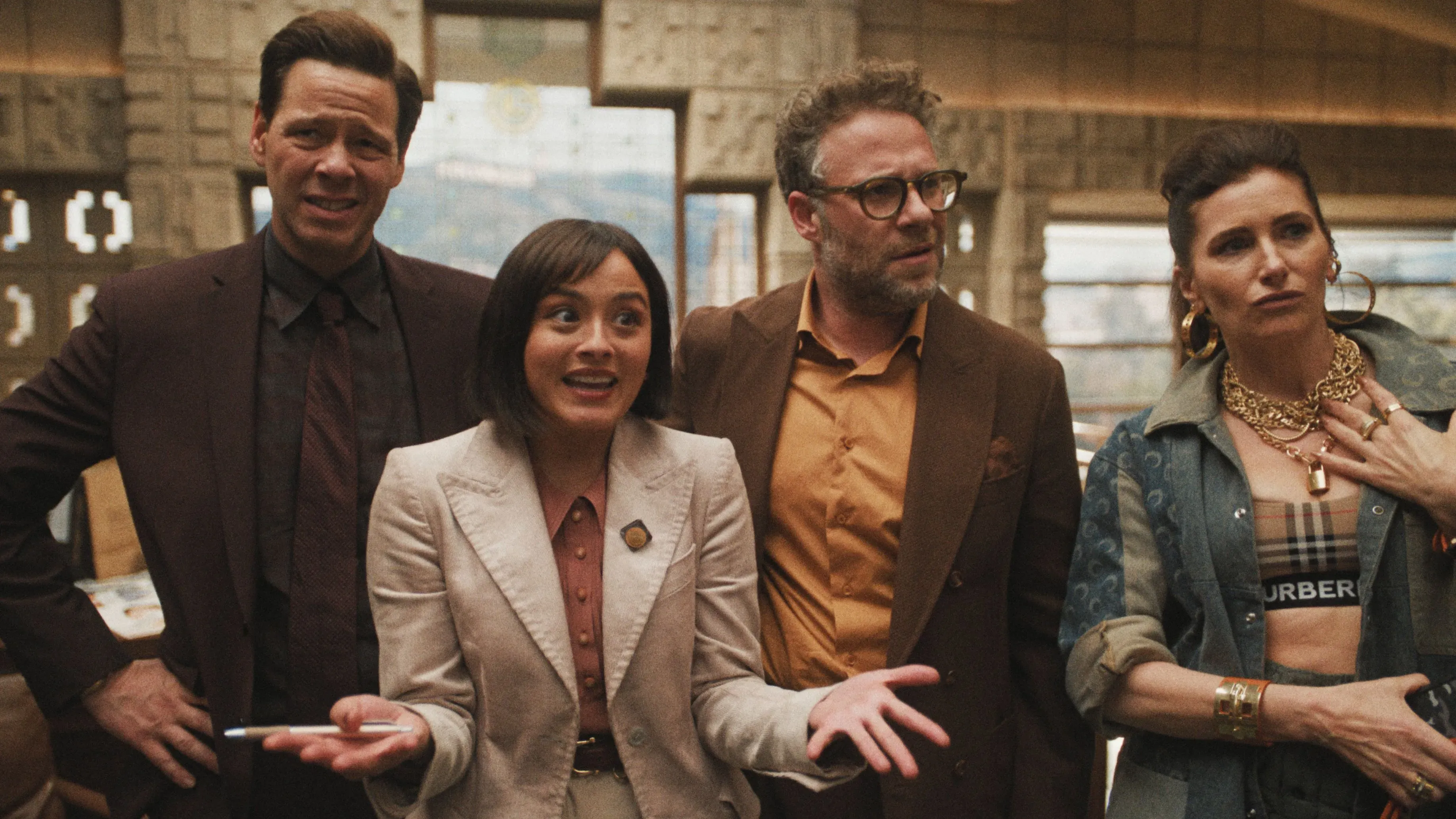 مجموعة من الممثلين في مشهد من مسلسل "ذا ستوديو" أثناء حفل توزيع جوائز إيمي 2025، حيث حقق المسلسل انتصارات تاريخية.