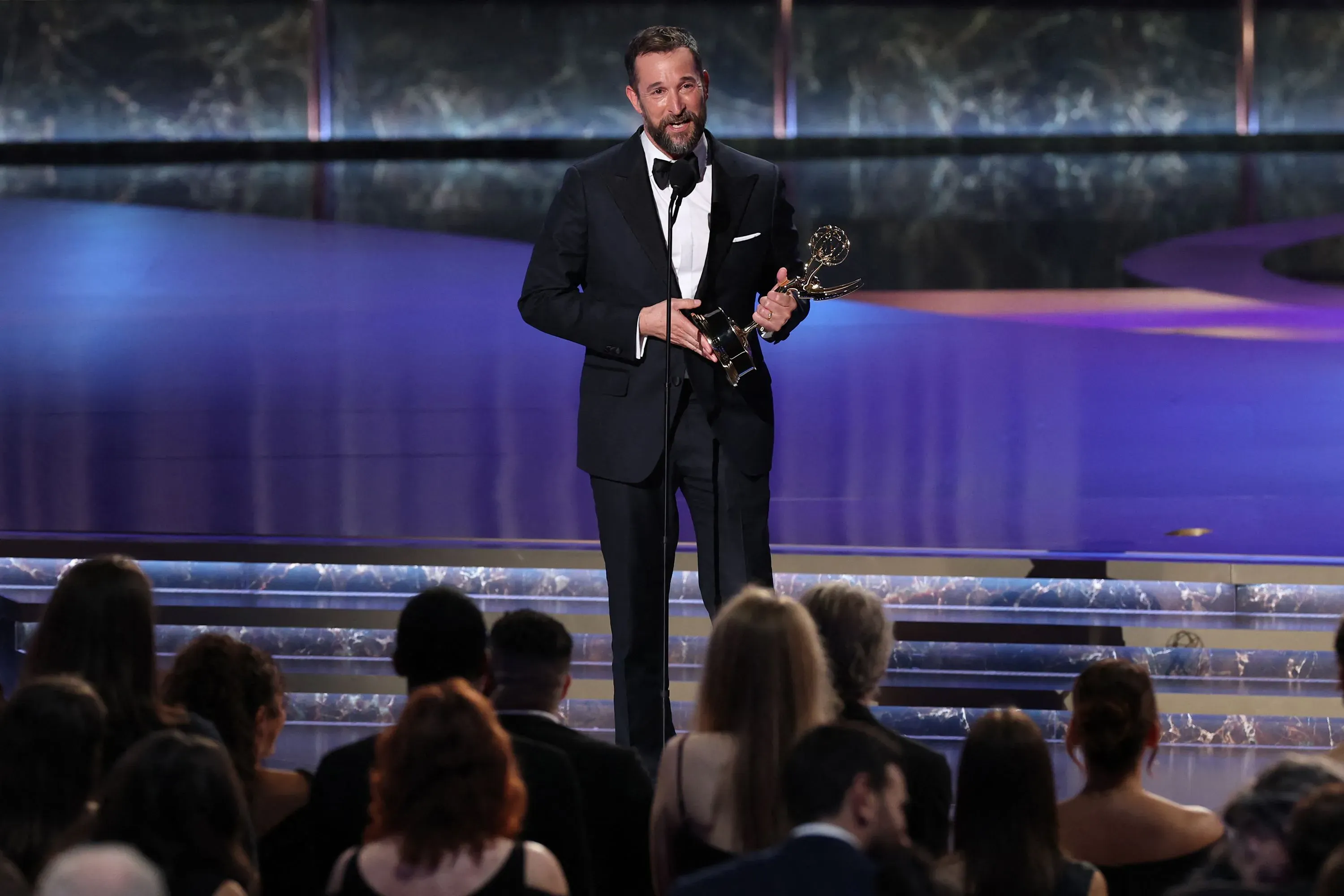 ترامل تيلمان يتسلم جائزة إيمي لأفضل ممثل مساعد في عمل درامي، معربًا عن امتنانه لوالدته، وسط تصفيق الحضور.