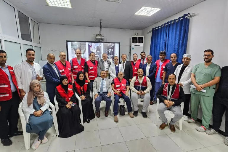 مجموعة من الأطباء والمتطوعين في مركز أمراض القلب بتعز، يعبرون عن جهودهم في تقديم العلاج للأطفال المصابين بأمراض القلب.
