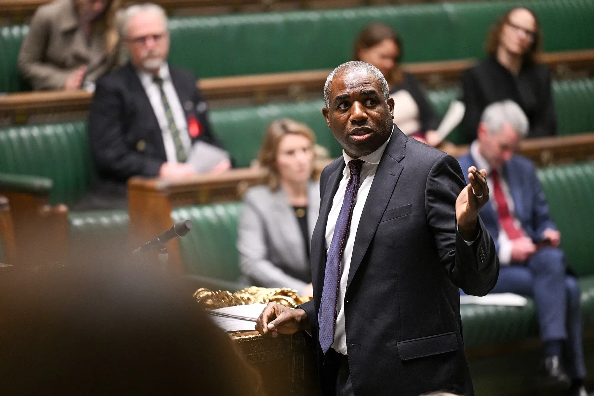 وزير العدل البريطاني ديفيد لامي يتحدث في البرلمان حول إصلاحات نظام المحاكم، وسط قلق من تقليص حقوق المحاكمة أمام هيئة محلفين.