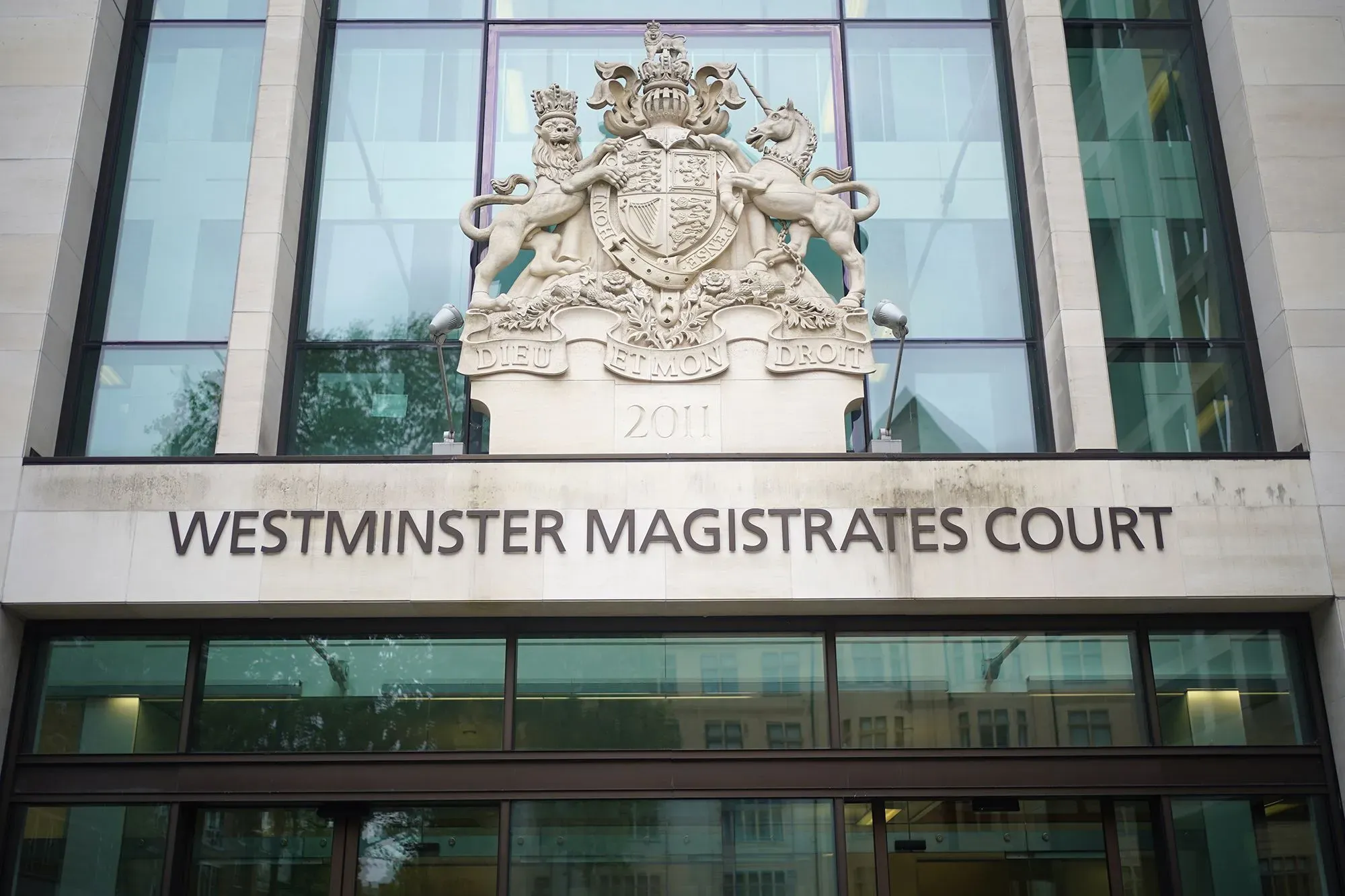 واجهة محكمة وستمنستر الجنائية، مع شعار المملكة المتحدة، تعكس التحديات الحالية في نظام العدالة البريطاني وتراكم القضايا.