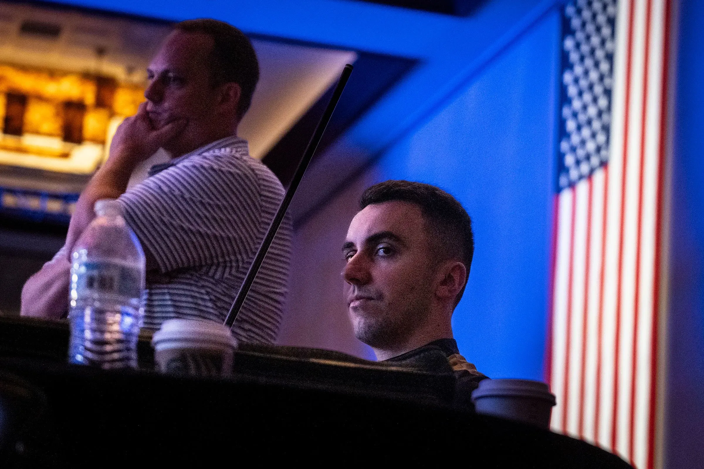 غورست، بطل العالم في البلياردو، يتابع المنافسة في بطولة الولايات المتحدة المفتوحة، مع العلم الأمريكي في الخلفية.