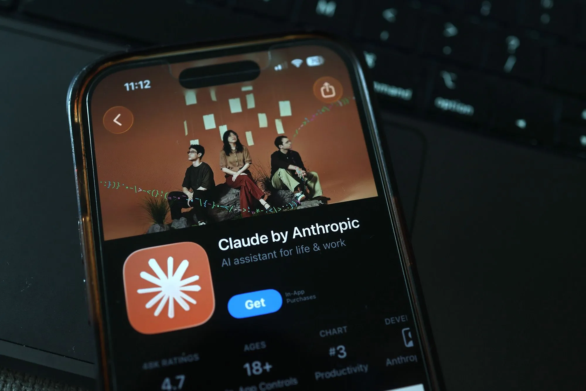 هاتف ذكي يعرض تطبيق Claude من Anthropic، مساعد ذكاء اصطناعي متقدم يبرز في سباق النماذج الأمريكية المفتوحة المصدر مقابل الصينية.