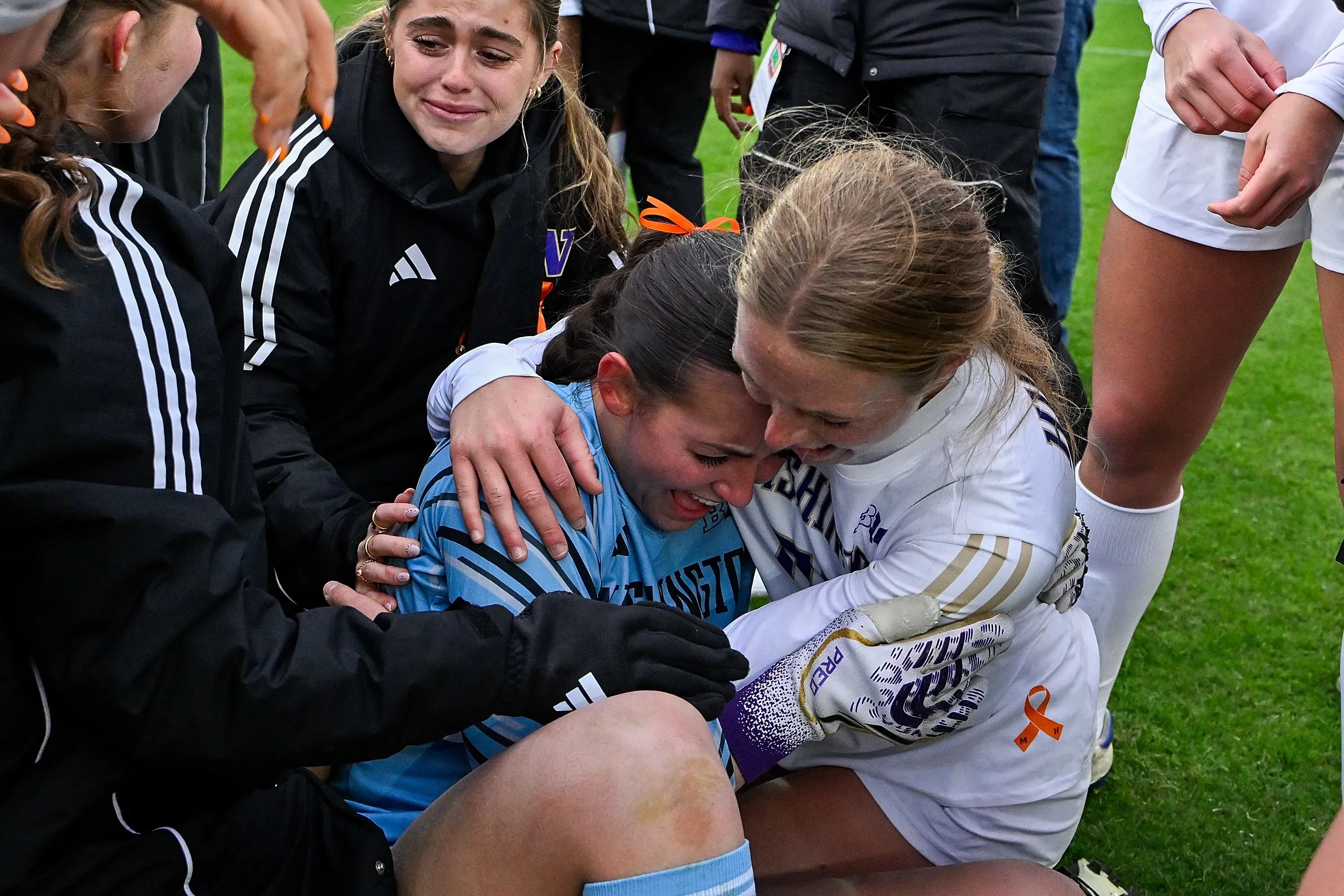 تظهر لاعبات كرة القدم في جامعة واشنطن يتعانقن بعد مباراة مؤثرة، حيث يعبرن عن مشاعر الحزن والفقدان بعد وفاة زميلتهن ميا هامانت.