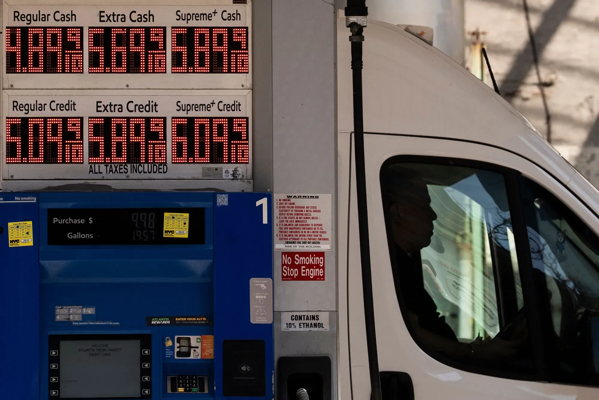 لوحة أسعار الوقود تعرض أسعار البنزين في محطة وقود، مع ارتفاع الأسعار إلى 5.09 دولار للجالون، مما يعكس تأثيرات النزاع في الشرق الأوسط على سوق النفط.