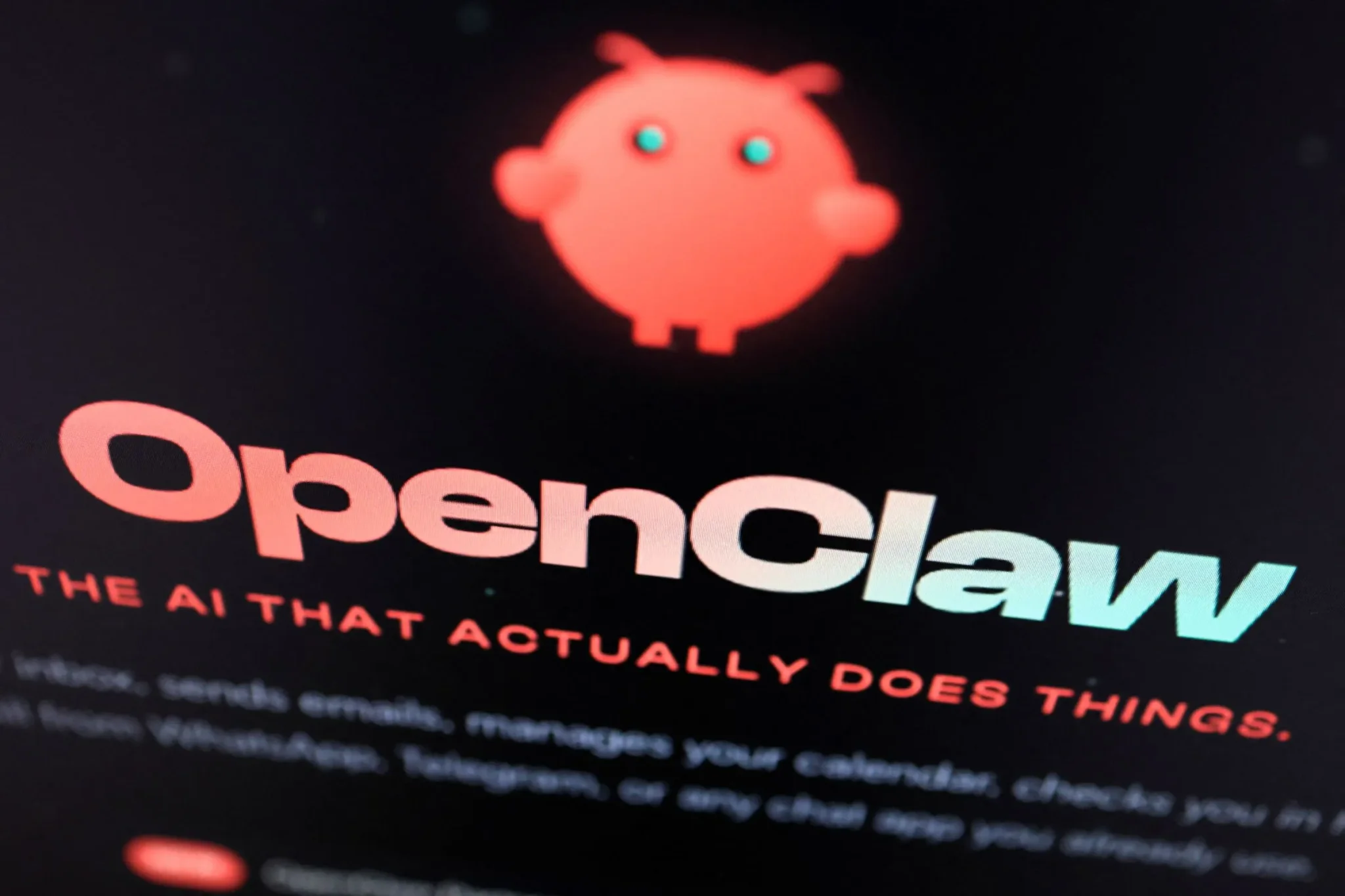 OpenClaw هو مساعد ذكاء اصطناعي مبتكر، يظهر في الصورة مع شعار ملون، مصمم لأداء المهام بشكل مستقل دون تدخل مستمر من المستخدم.