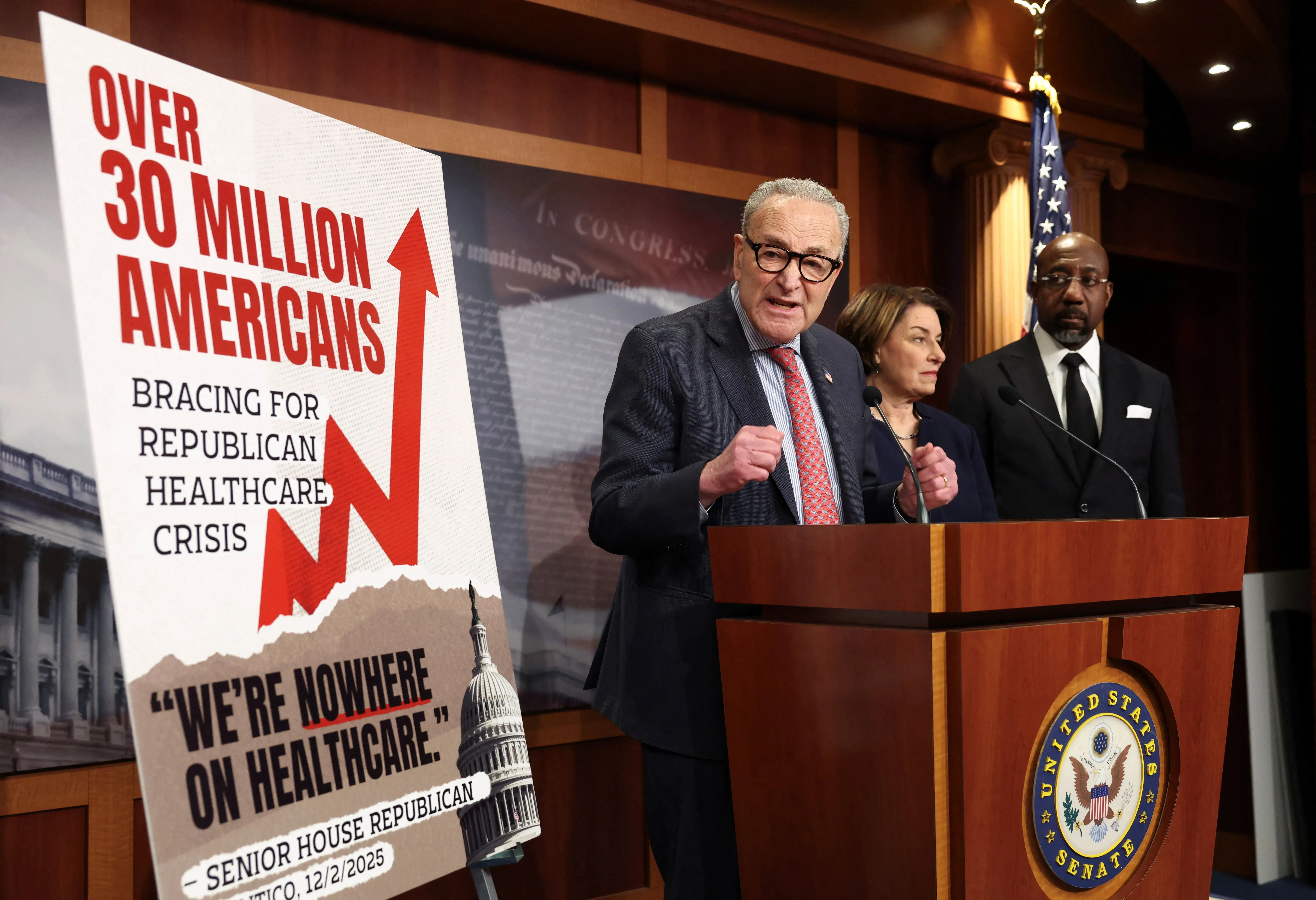 تصريح من زعماء ديمقراطيين في الكونغرس حول أزمة الرعاية الصحية، مع وجود لافتة تشير إلى تأثيرها على 30 مليون أمريكي.