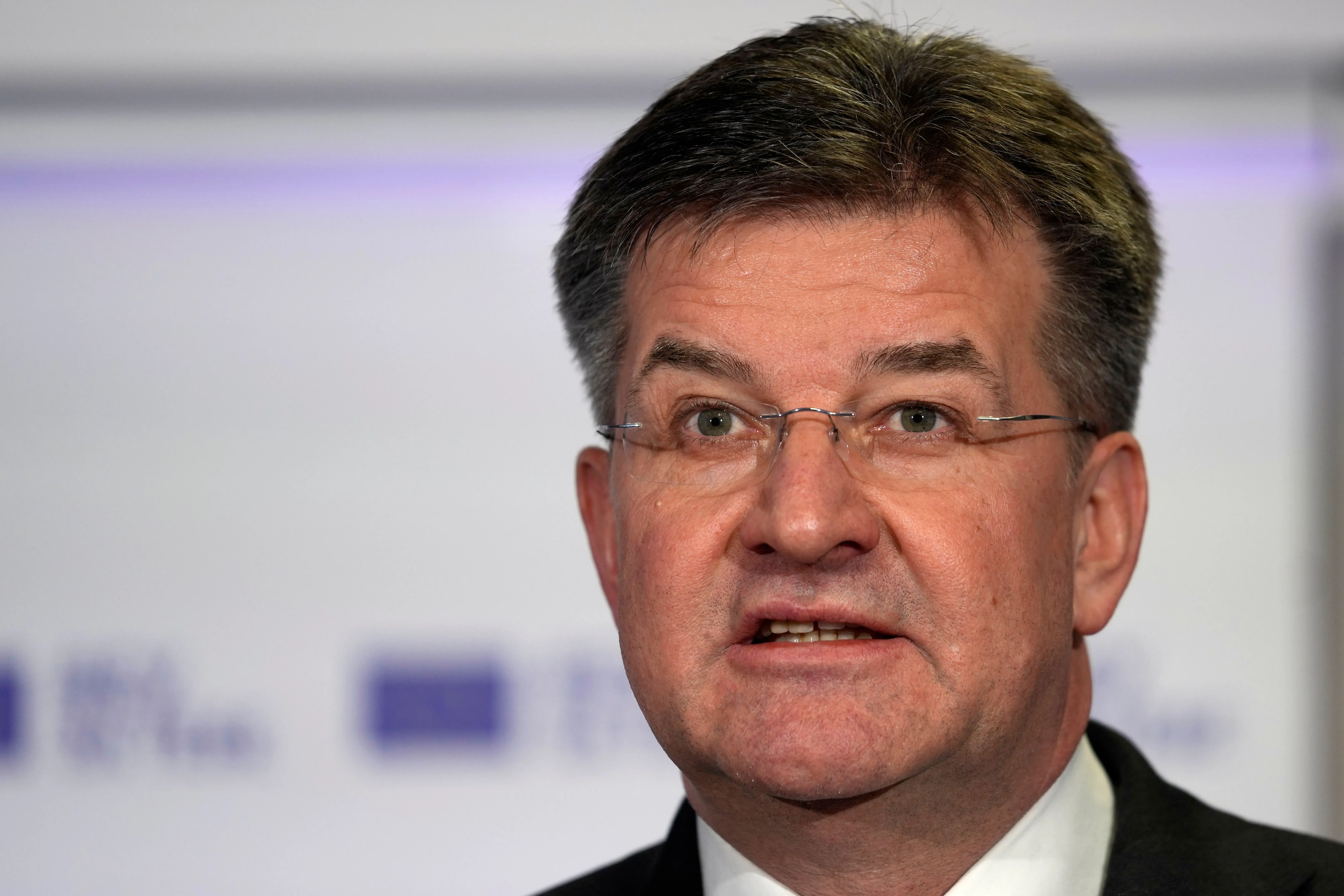 رجل يتحدث أمام جمهور، يعبر عن مشاعر قوية في سياق النقاش حول الوثائق المتعلقة بجيفري إبشتاين.