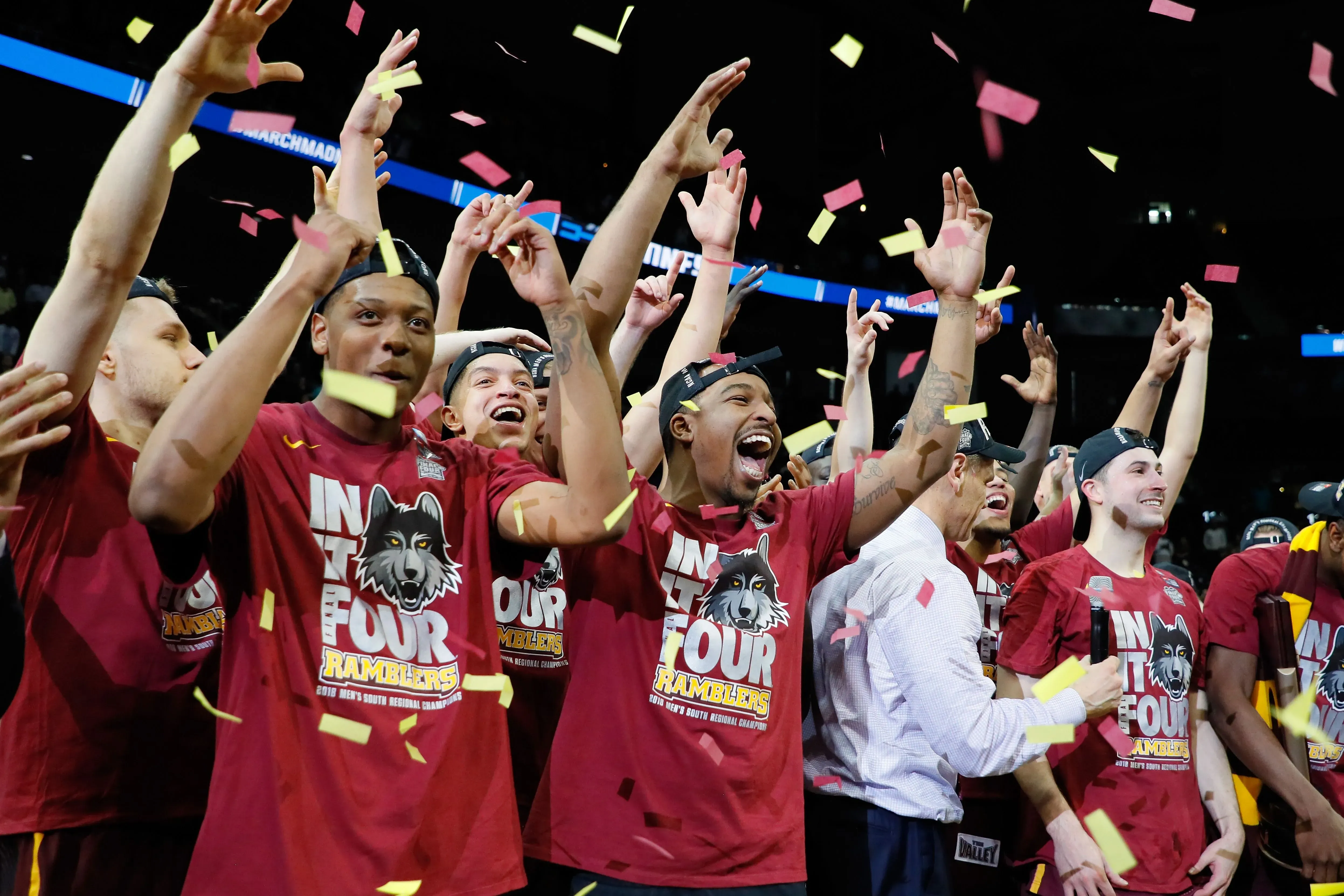فرحة لاعبي فريق لويولا-شيكاغو بعد تأهلهم إلى نصف نهائي بطولة NCAA، حيث يحتفلون وسط قصاصات ورقية ملونة.