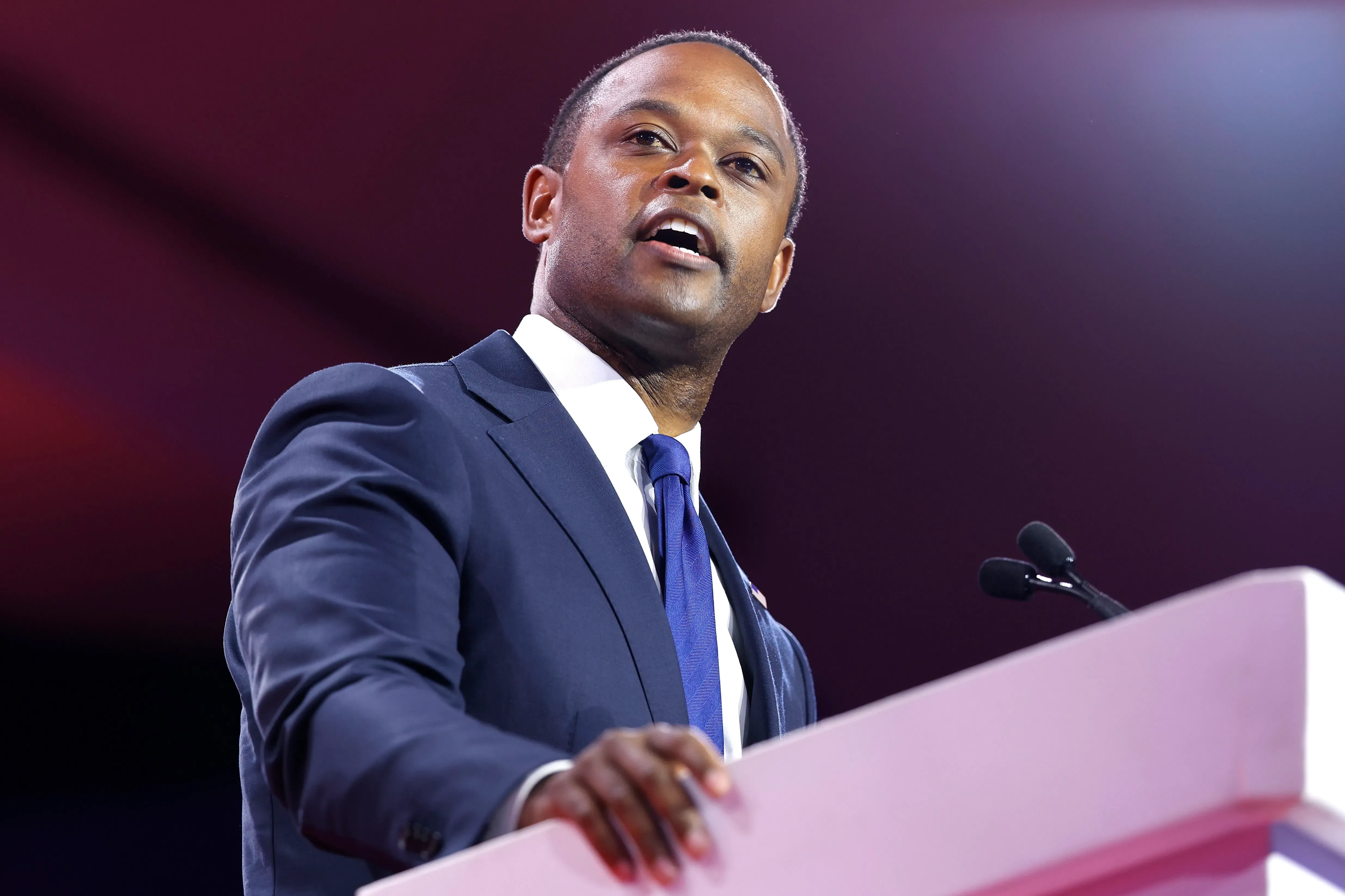 دانيال كاميرون، المدعي العام السابق في كنتاكي، يتحدث في فعالية سياسية، معبرًا عن انتقاداته لمعلمه ميتش ماكونيل.