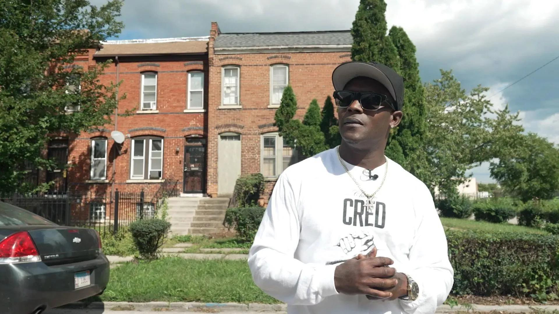 سيدريك هوكينز، ناشط ضد العنف المسلح في شيكاغو، يقف أمام منزله في حي بولمان، معبرة عن مخاوفه من العنف المستمر.