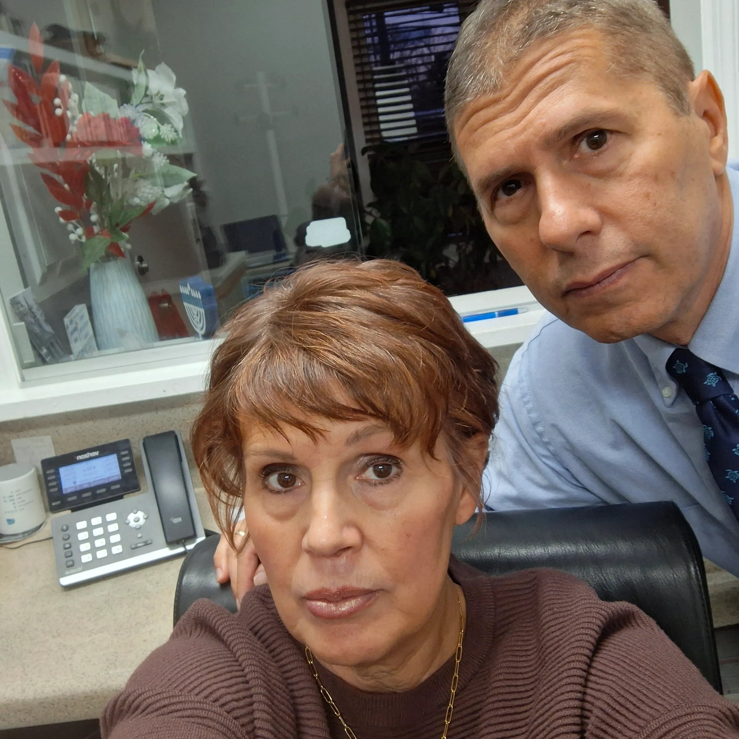 صورة لزوجين في عيادة تقويم العمود الفقري، حيث تعبر ليزا عن قلقها بشأن فقدان التأمين الصحي وارتفاع التكاليف.