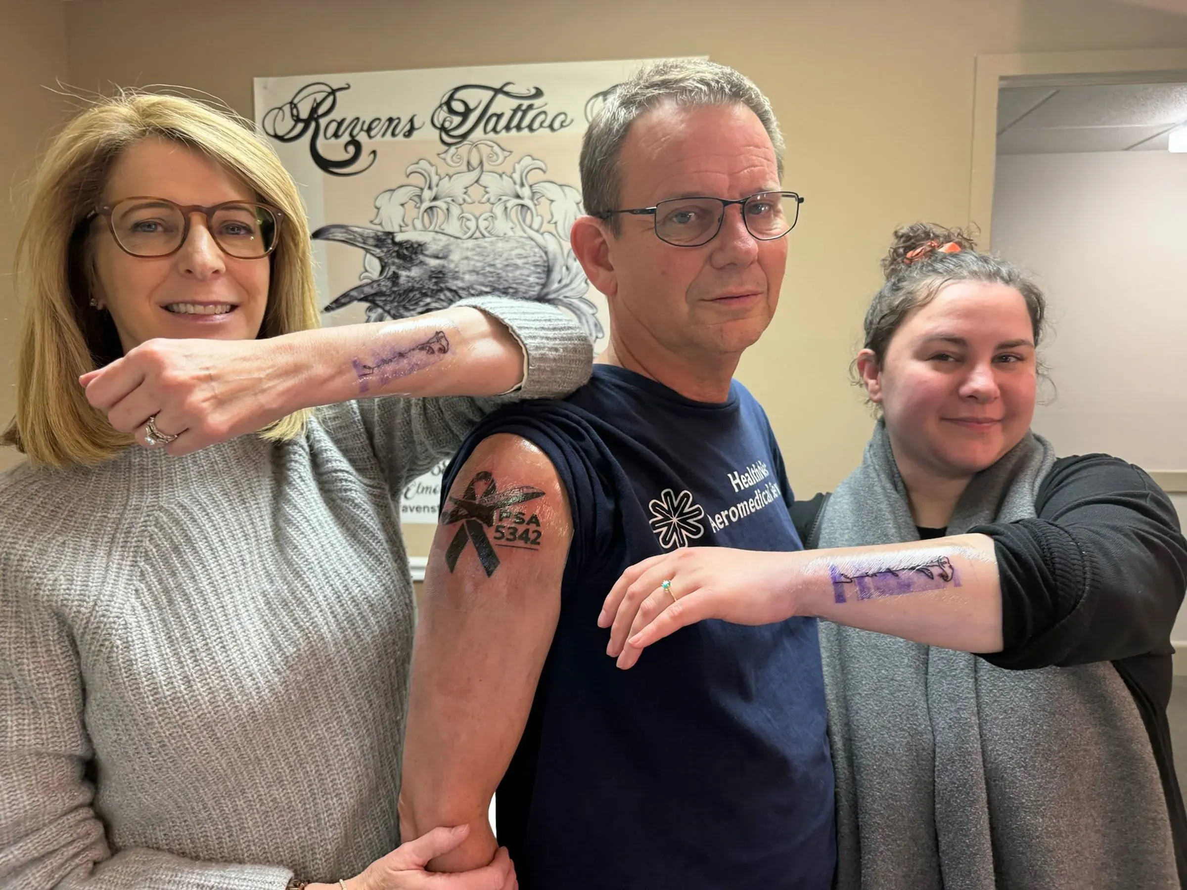 عائلة ليلي تعرض وشومًا تحمل رموزًا تكريمية لابنهم سام، الذي توفي في حادث تحطم طائرة، تعبيرًا عن الذكرى والمحبة.