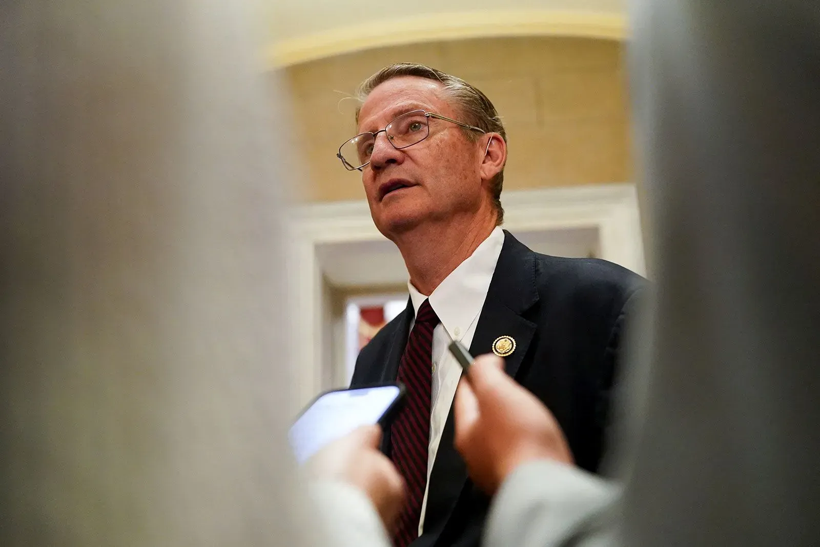 النائب تيم بورشيت يتحدث مع الصحفيين في الكابيتول هيل، مع التركيز على قضايا تقليص ميزانية الحكومة الفيدرالية.